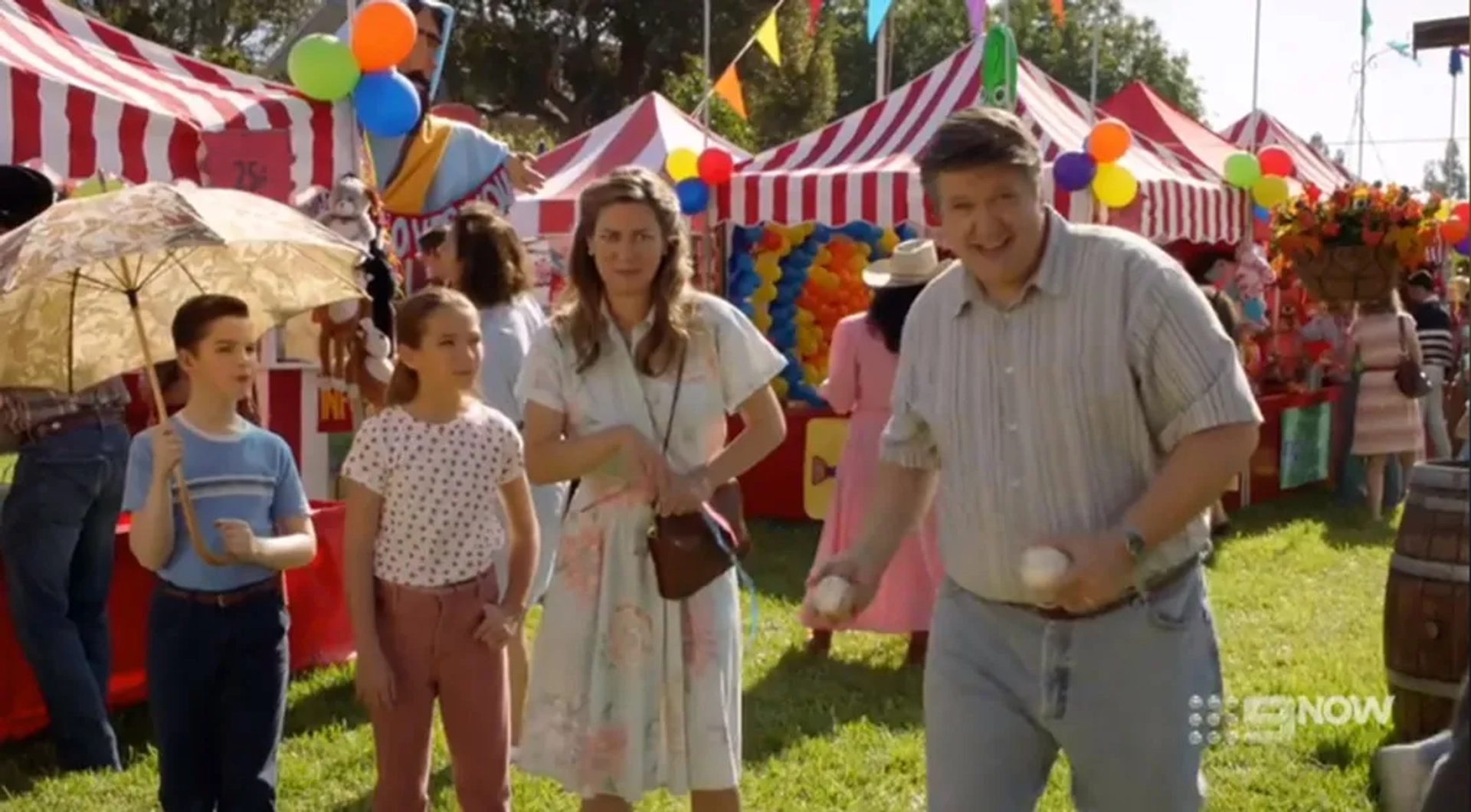 Lance Barber, Zoe Perry, Raegan Revord, and Iain Armitage in Young Sheldon: A Parasol and a Hell of an Arm (2019)