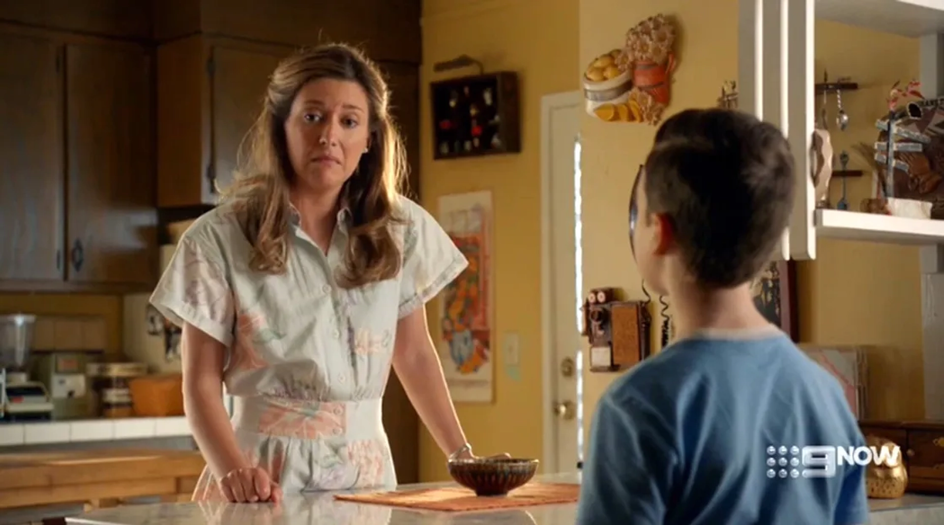 Zoe Perry and Iain Armitage in Young Sheldon: A Parasol and a Hell of an Arm (2019)