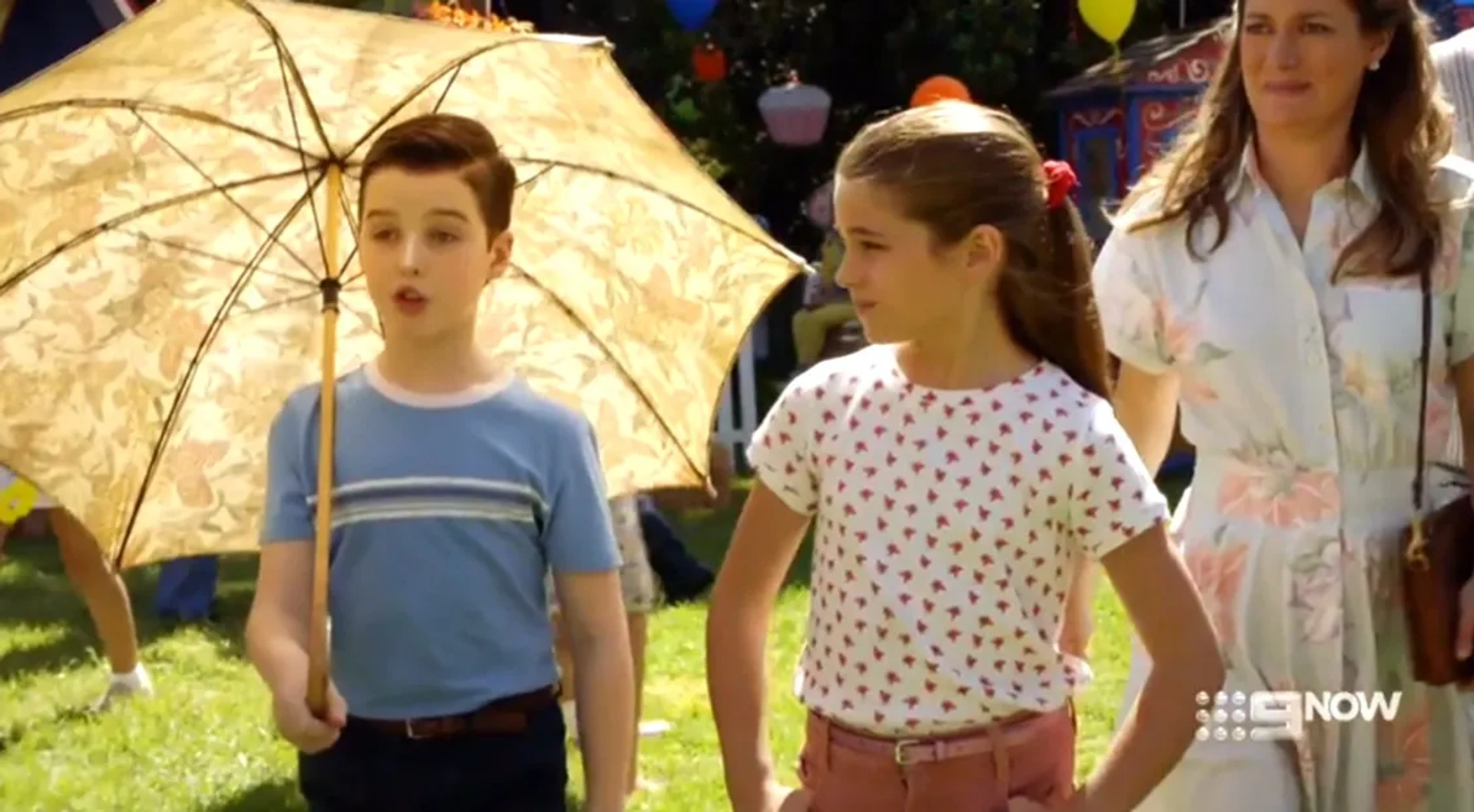 Zoe Perry, Raegan Revord, and Iain Armitage in Young Sheldon: A Parasol and a Hell of an Arm (2019)