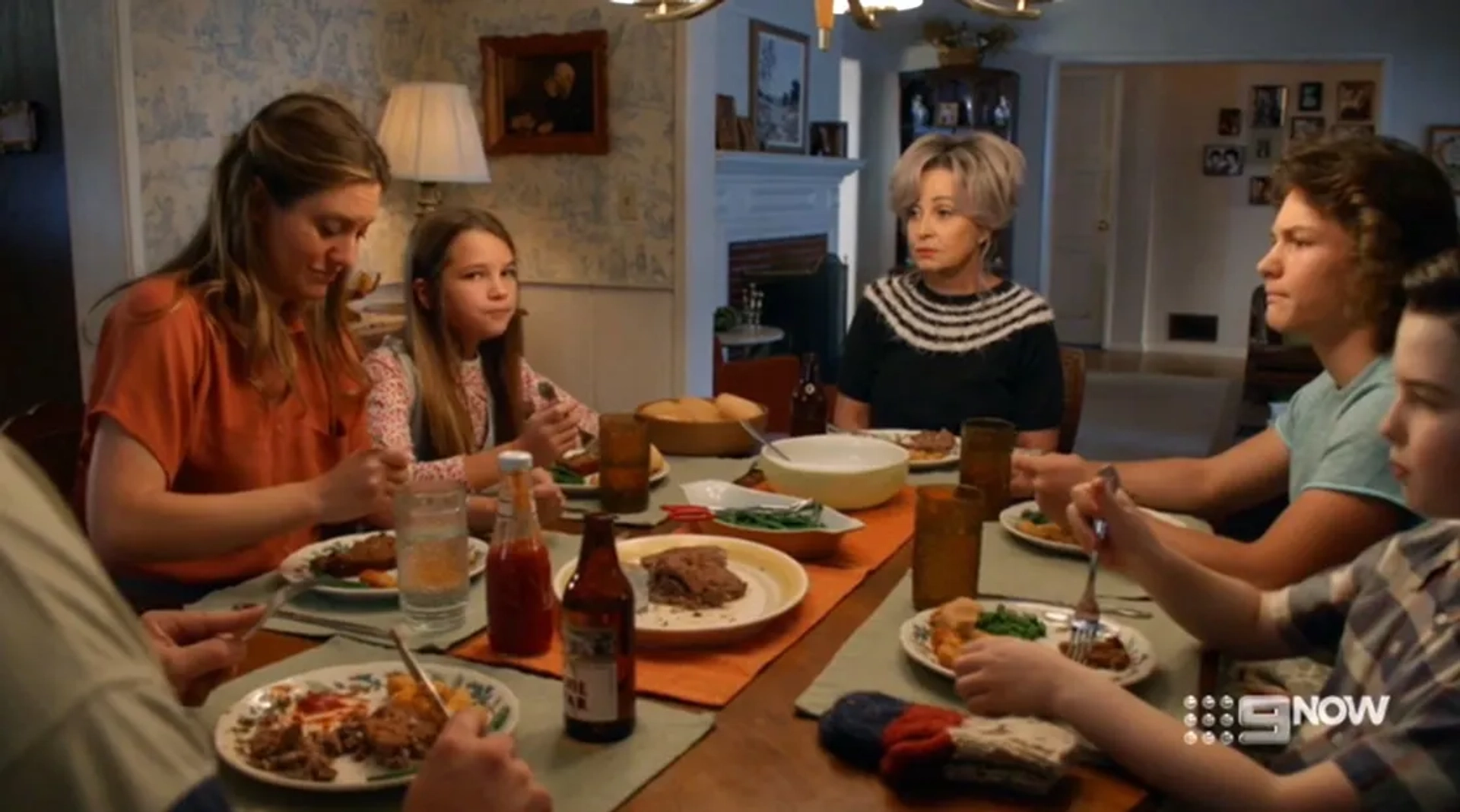 Annie Potts, Zoe Perry, Raegan Revord, Montana Jordan, and Iain Armitage in Young Sheldon: A Parasol and a Hell of an Arm (2019)