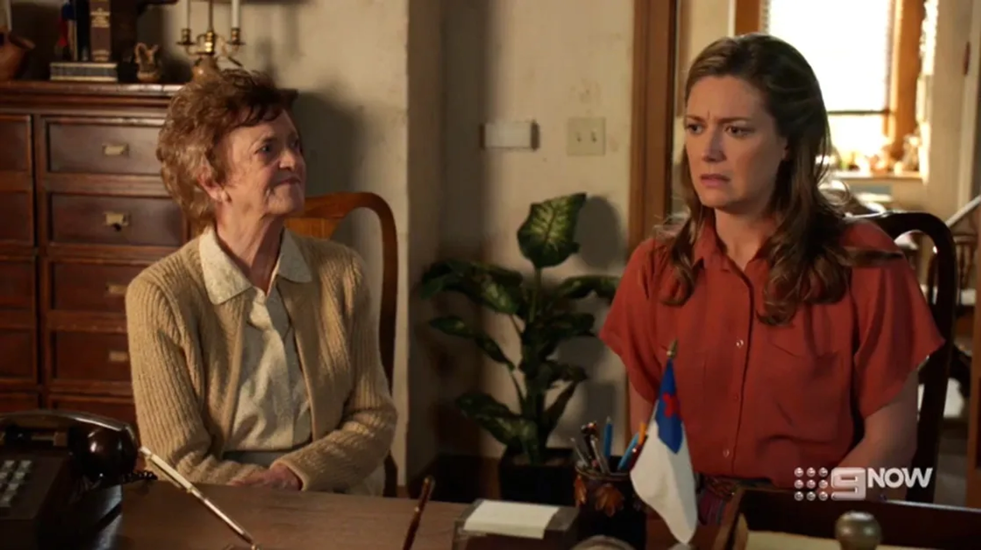 Nancy Linehan Charles and Zoe Perry in Young Sheldon: A Parasol and a Hell of an Arm (2019)