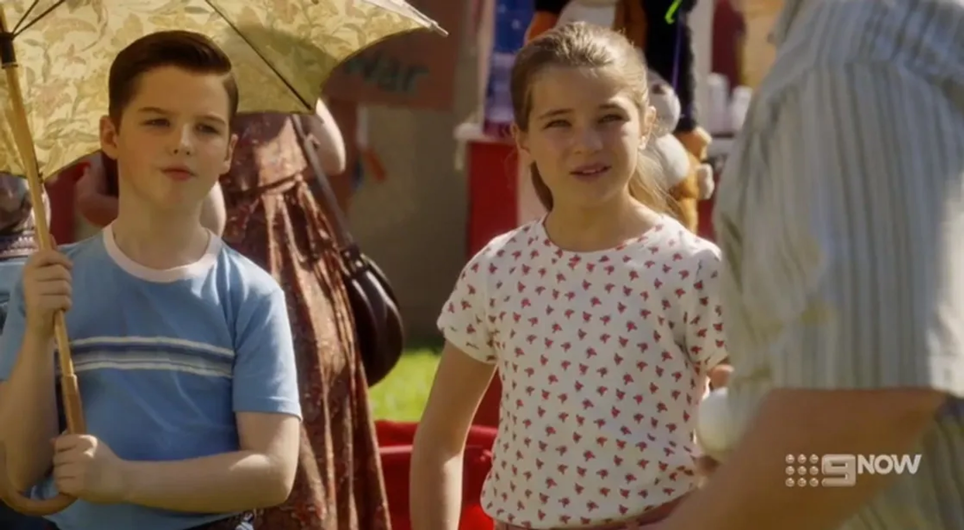 Raegan Revord and Iain Armitage in Young Sheldon: A Parasol and a Hell of an Arm (2019)