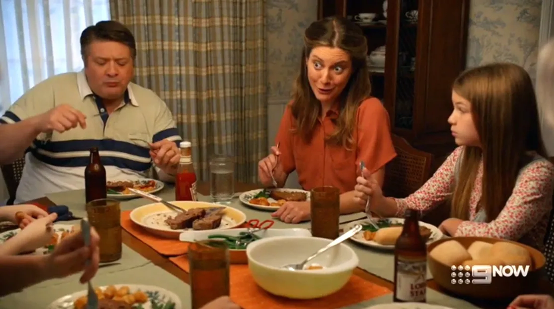 Lance Barber, Zoe Perry, and Raegan Revord in Young Sheldon: A Parasol and a Hell of an Arm (2019)