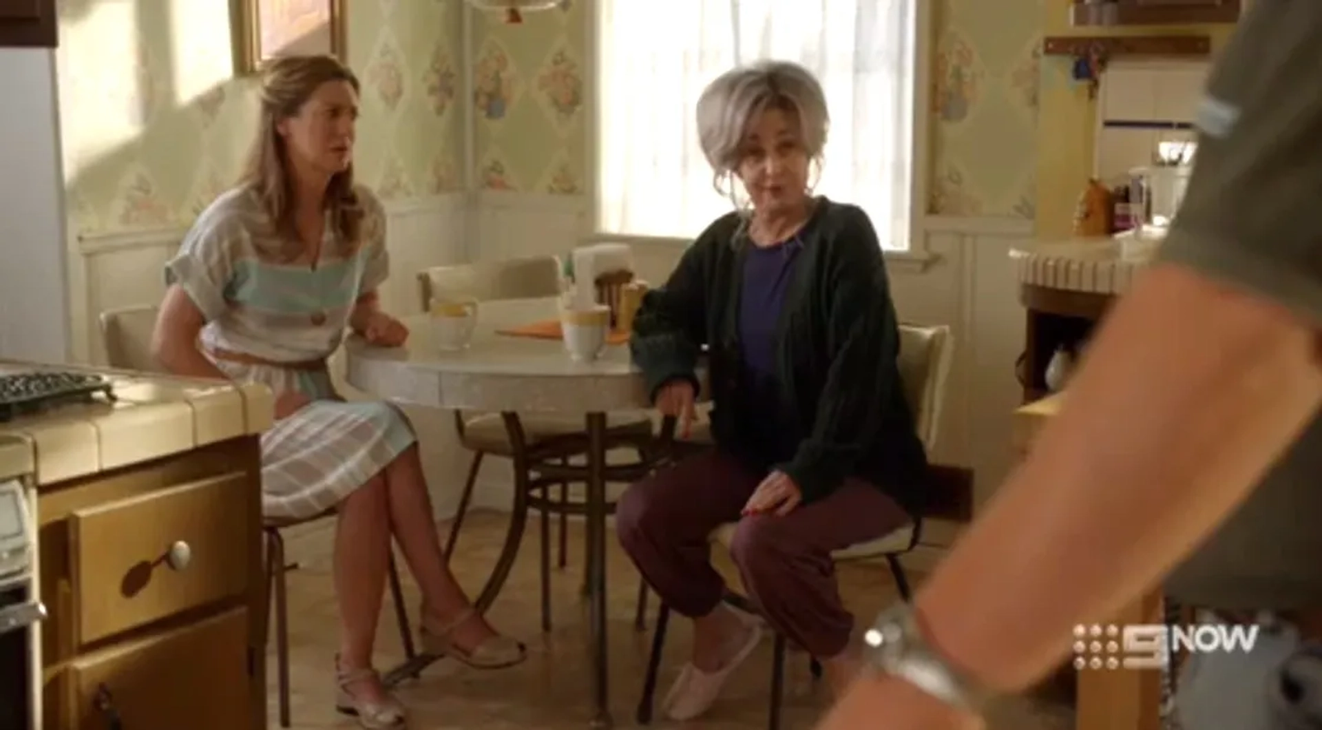 Annie Potts and Zoe Perry in Young Sheldon: A Parasol and a Hell of an Arm (2019)