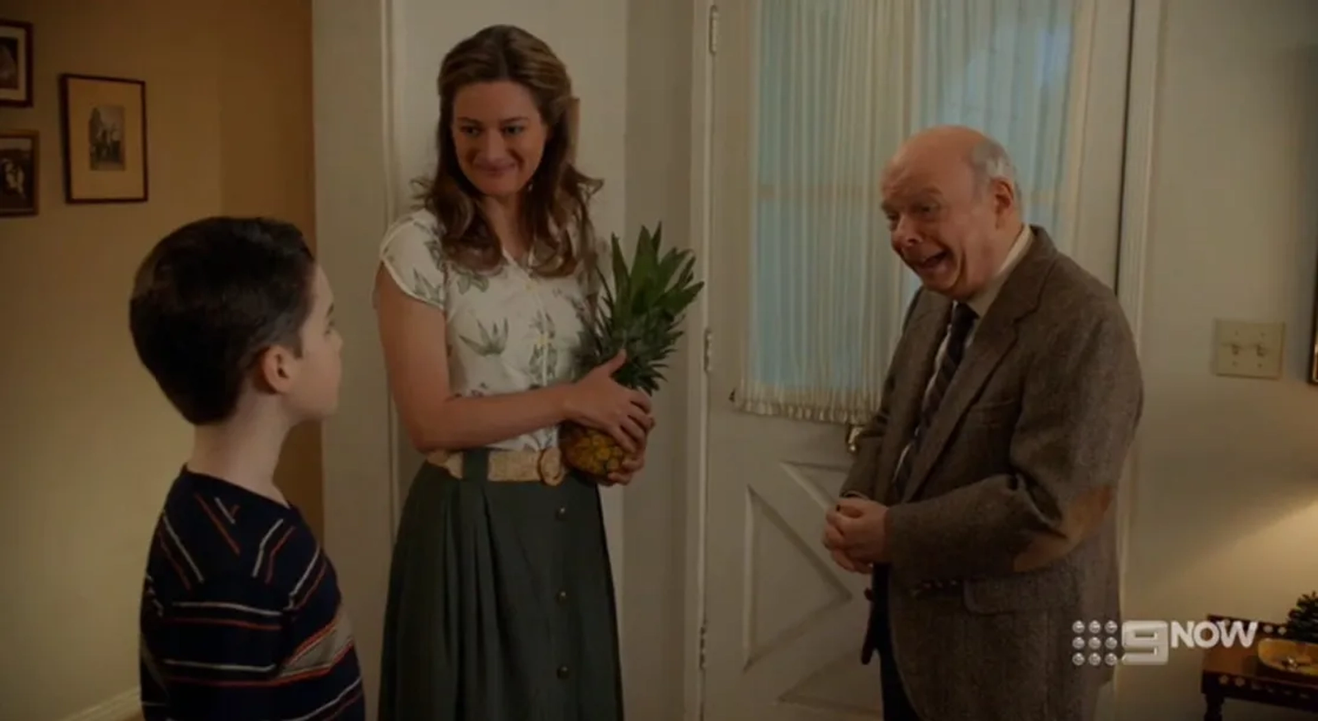 Wallace Shawn, Zoe Perry, and Iain Armitage in Young Sheldon: A Pineapple and the Bosom of Male Friendship (2019)