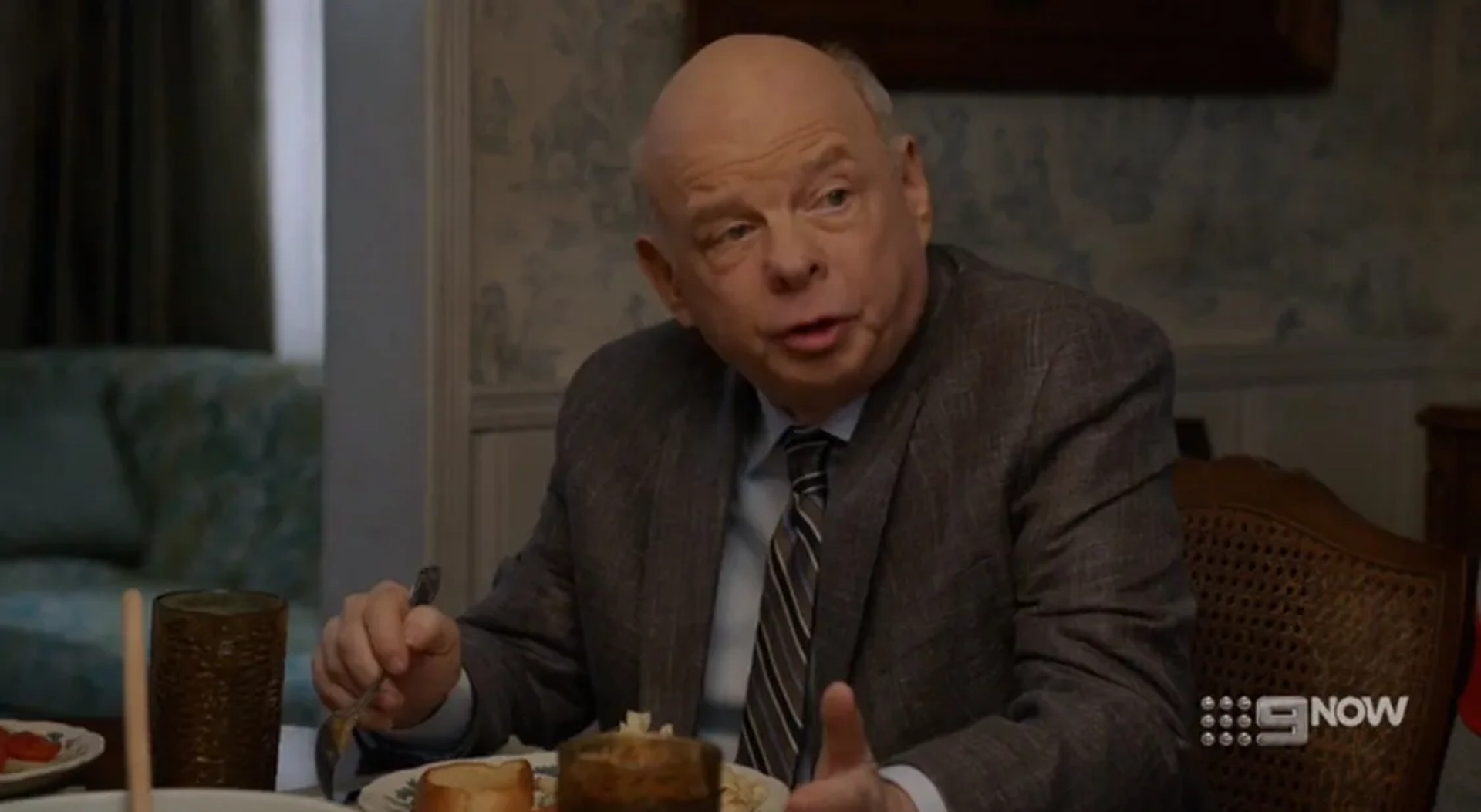 Wallace Shawn in Young Sheldon: A Pineapple and the Bosom of Male Friendship (2019)