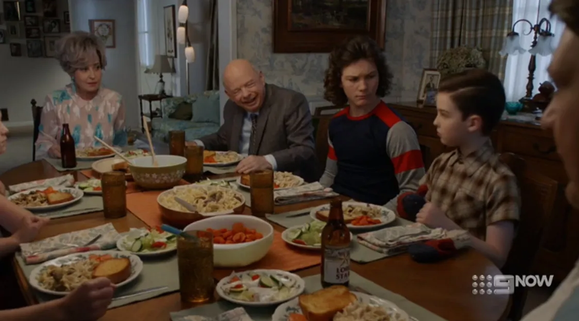 Annie Potts, Wallace Shawn, Montana Jordan, and Iain Armitage in Young Sheldon: A Pineapple and the Bosom of Male Friendship (2019)