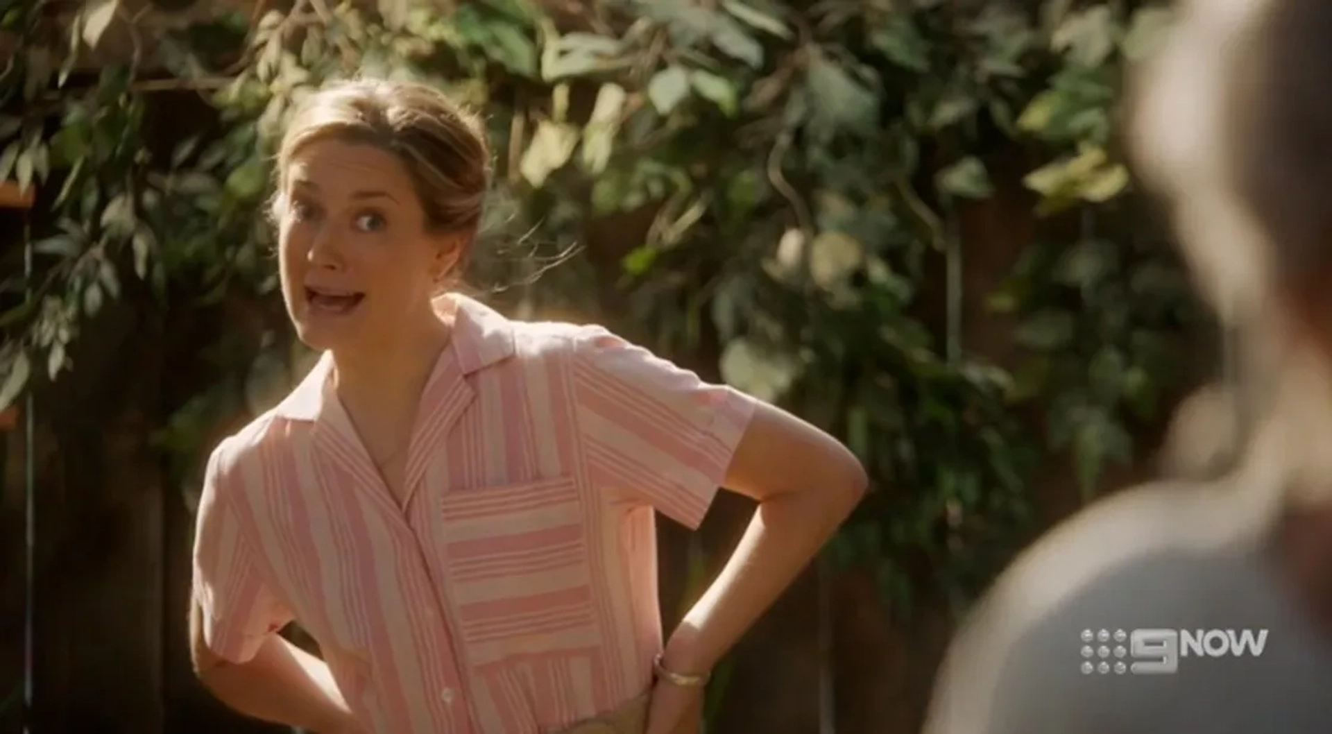 Zoe Perry in Young Sheldon: A Pineapple and the Bosom of Male Friendship (2019)