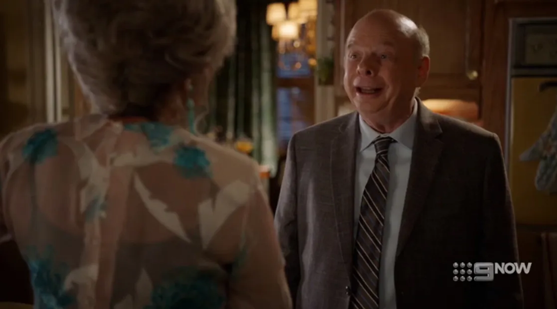 Annie Potts and Wallace Shawn in Young Sheldon: A Pineapple and the Bosom of Male Friendship (2019)