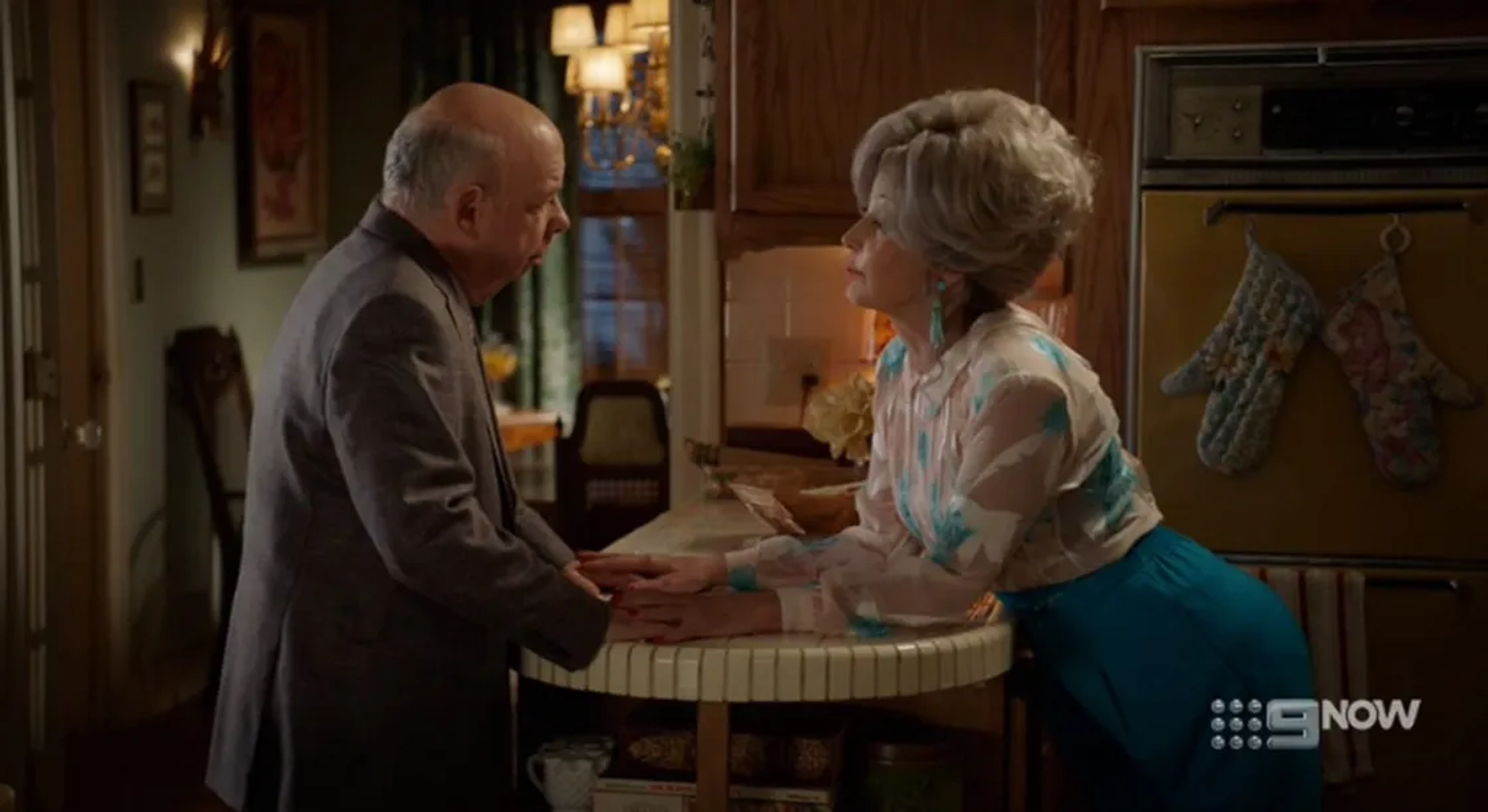 Annie Potts and Wallace Shawn in Young Sheldon: A Pineapple and the Bosom of Male Friendship (2019)