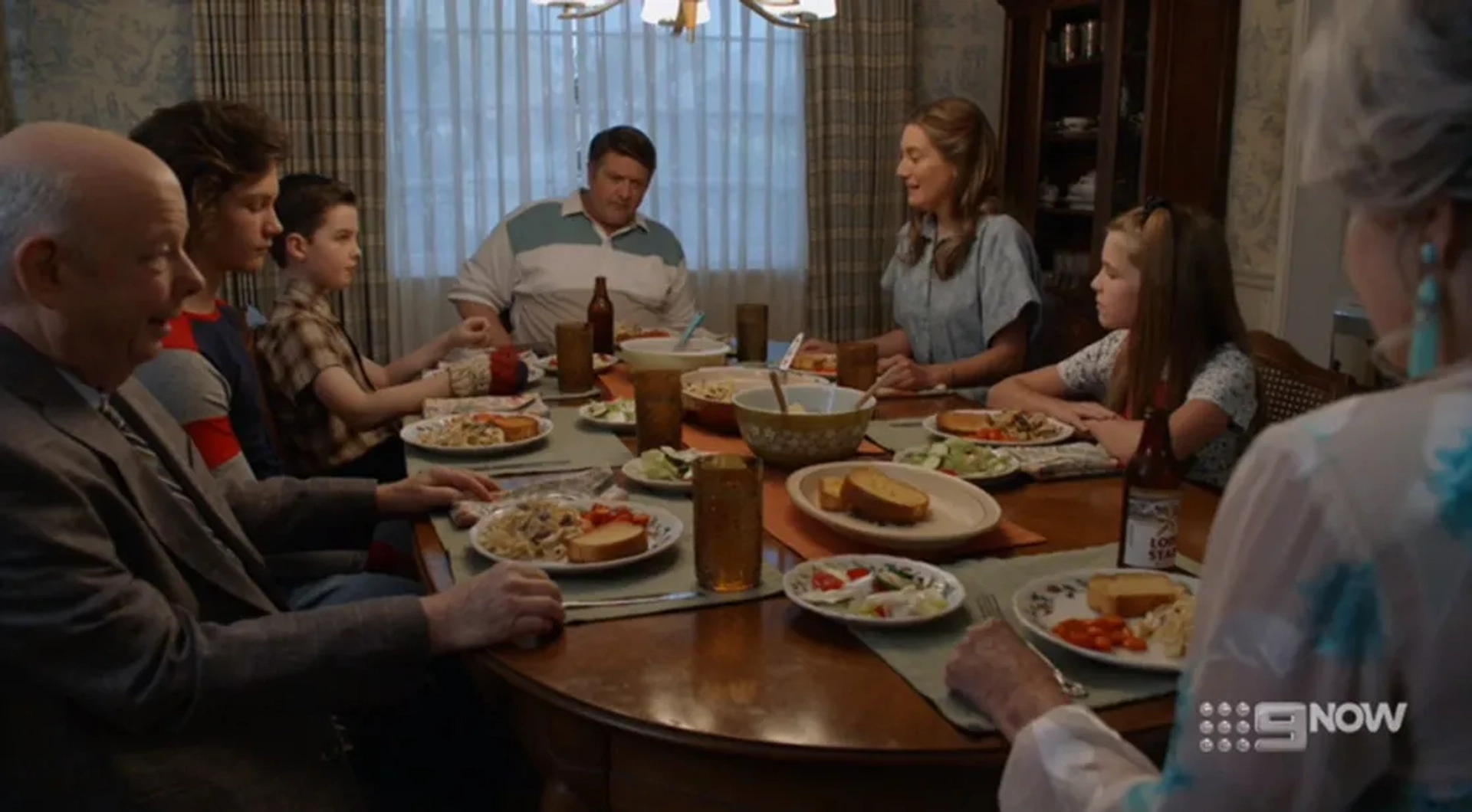 Wallace Shawn, Lance Barber, Zoe Perry, Raegan Revord, Montana Jordan, and Iain Armitage in Young Sheldon: A Pineapple and the Bosom of Male Friendship (2019)