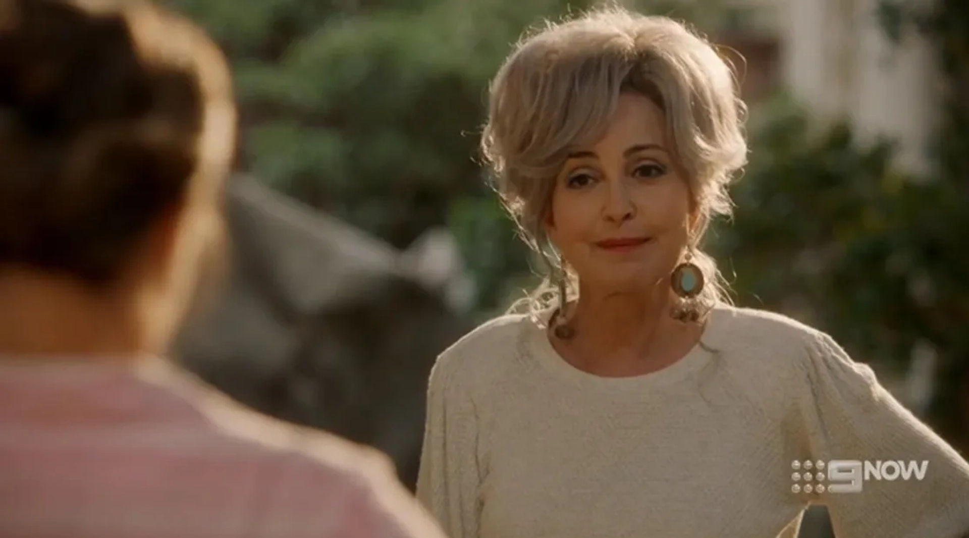 Annie Potts in Young Sheldon: A Pineapple and the Bosom of Male Friendship (2019)