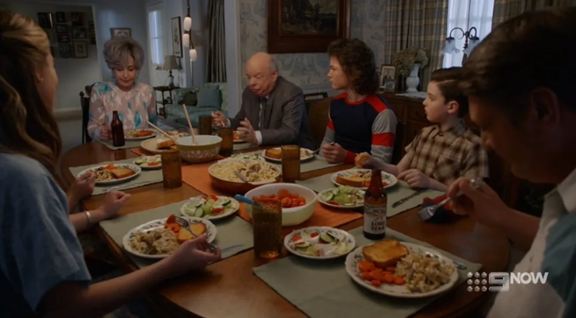 Annie Potts, Wallace Shawn, Lance Barber, Zoe Perry, Montana Jordan, and Iain Armitage in Young Sheldon: A Pineapple and the Bosom of Male Friendship (2019)