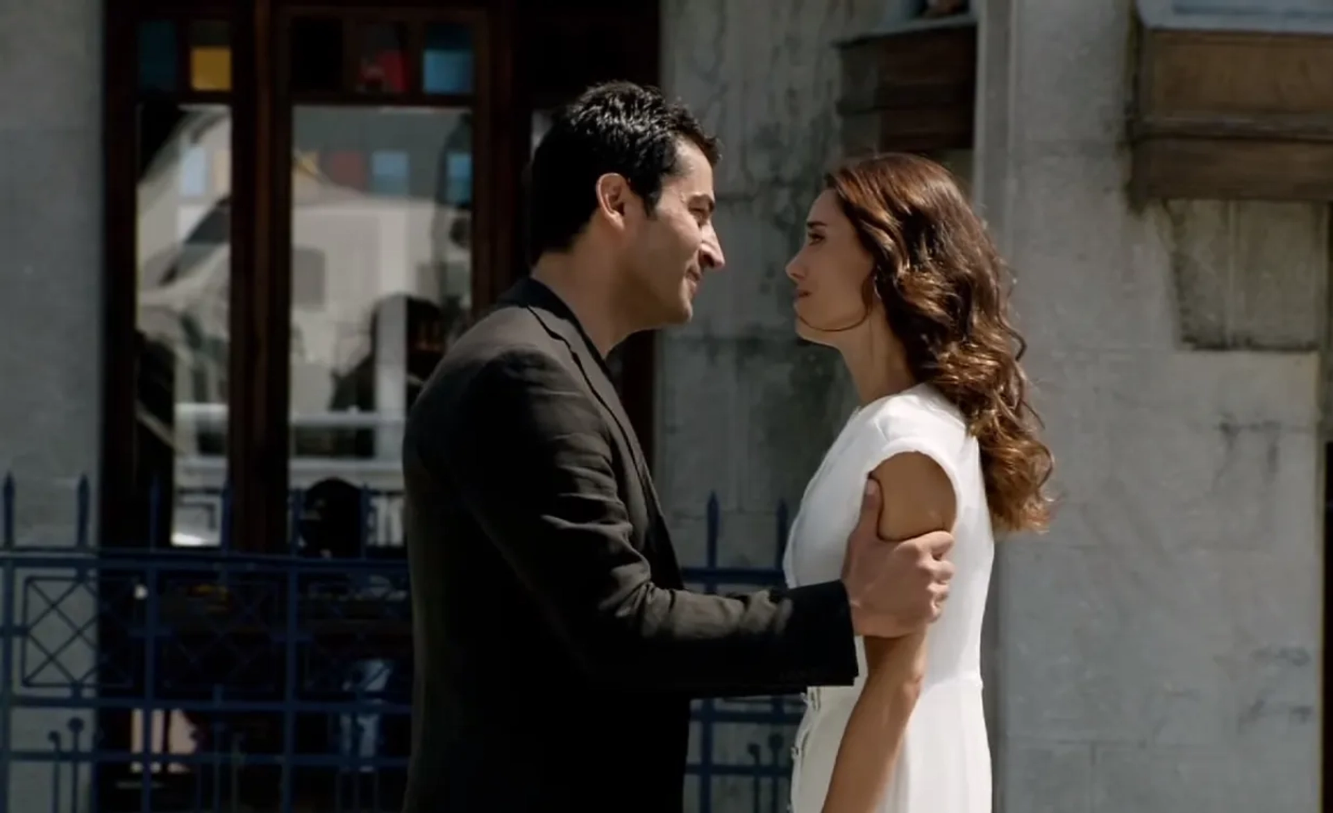 Kenan Imirzalioglu and Cansu Dere in Ezel (2009)