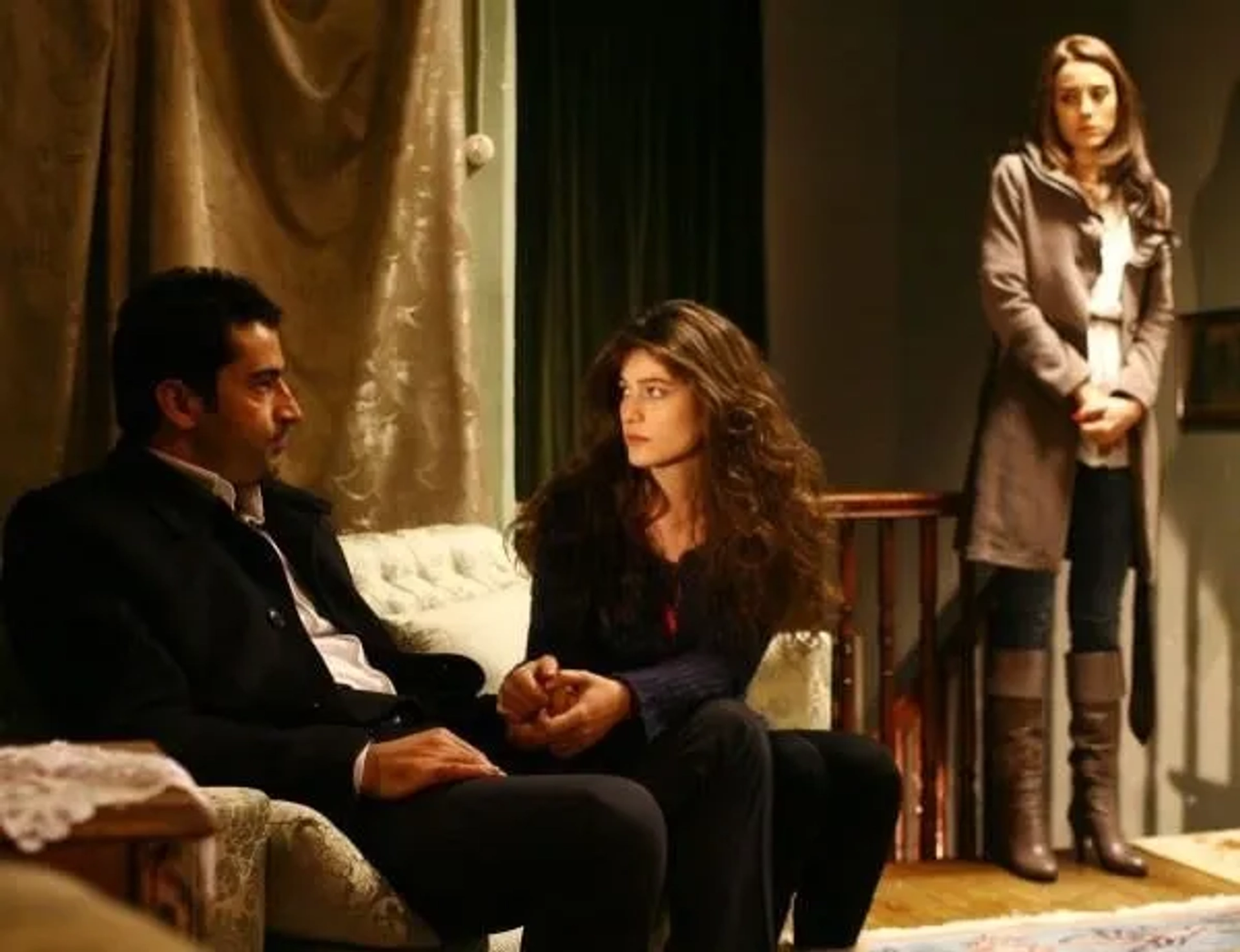 Kenan Imirzalioglu, Cansu Dere, and Berrak Tüzünataç in Ezel (2009)