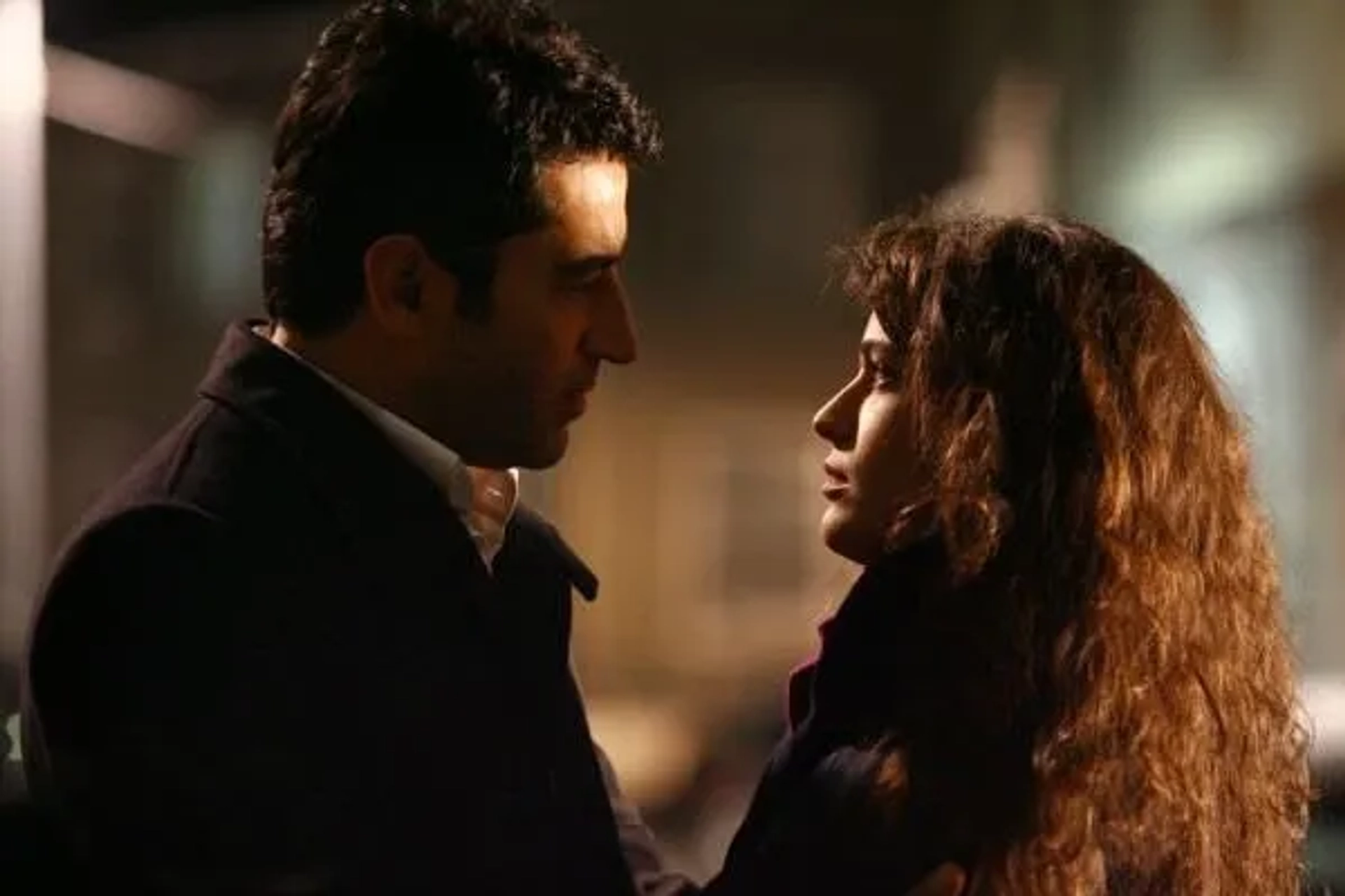 Kenan Imirzalioglu and Berrak Tüzünataç in Ezel (2009)