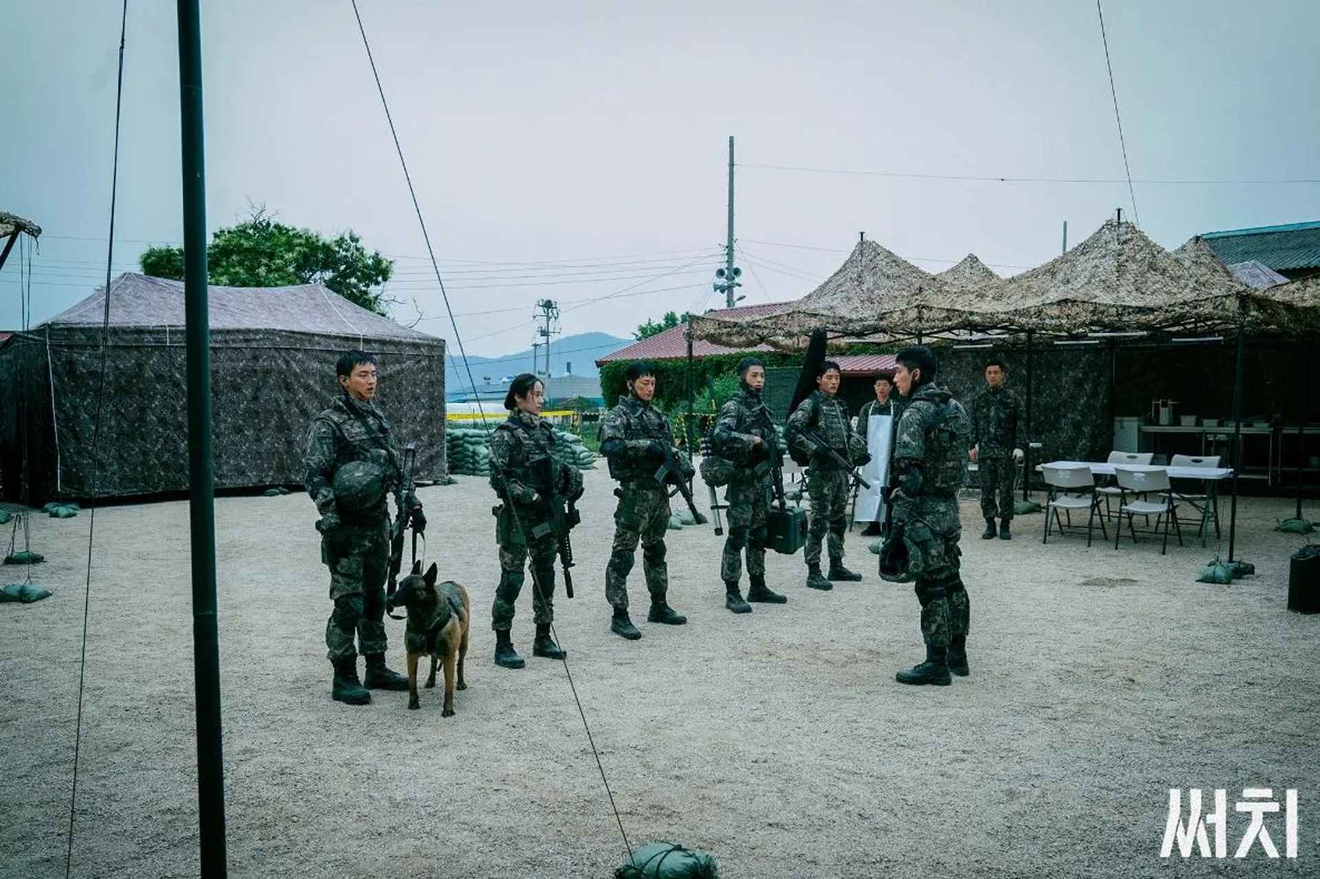 Choi Yoon-Je, Krystal Jung, Bak Yoon, Hyun-Wook Lee, Ha-yul Lee, and Dong-Yoon Jang in Search (2020)