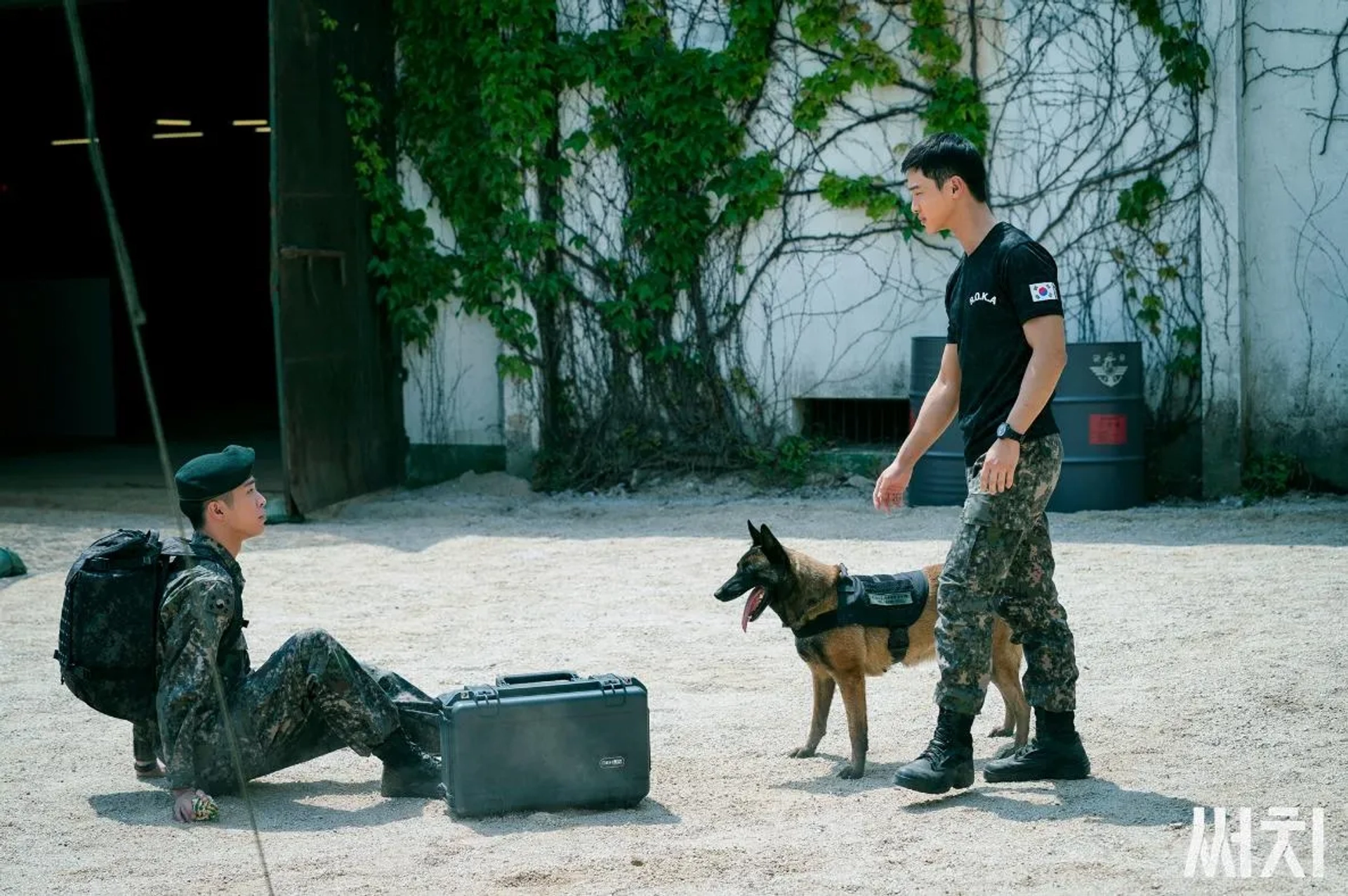 Choi Yoon-Je and Dong-Yoon Jang in Search (2020)