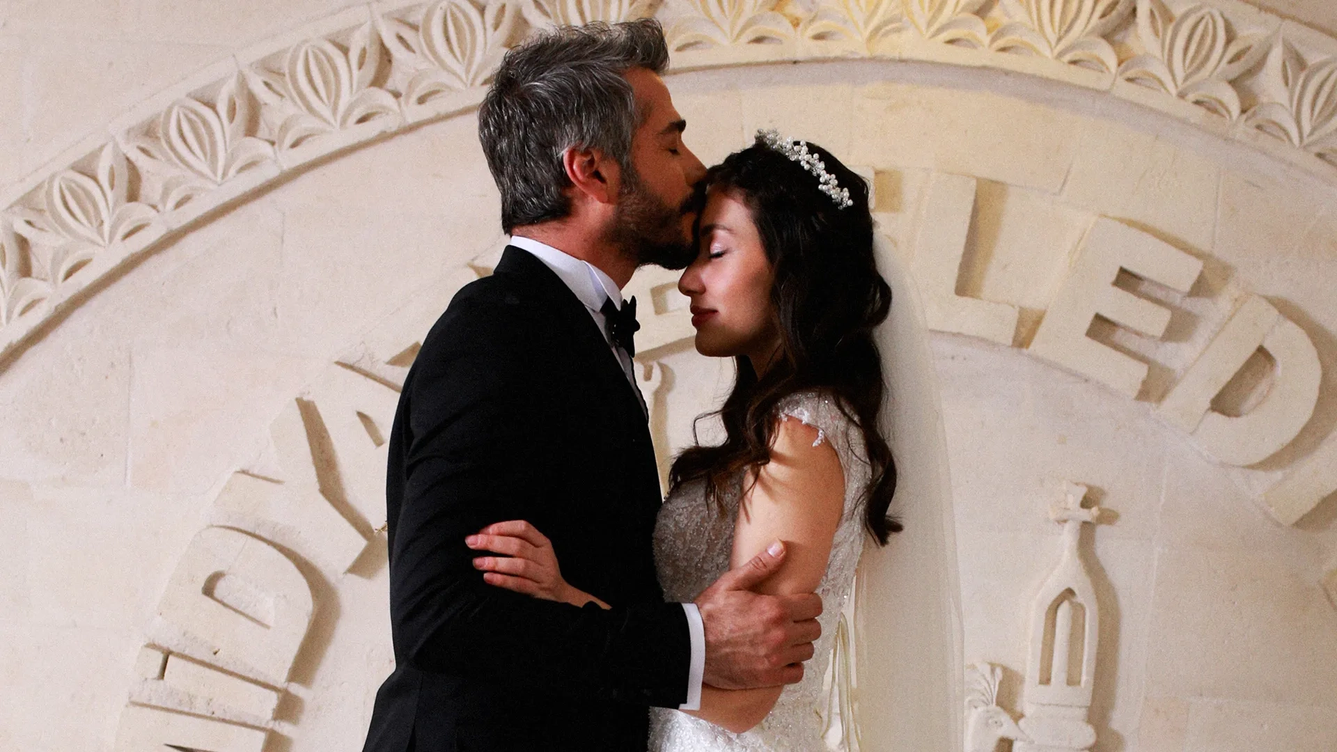 Dilaray Yesilyaprak and Cahit Gök in Hercai: 63.Bölüm (2021)