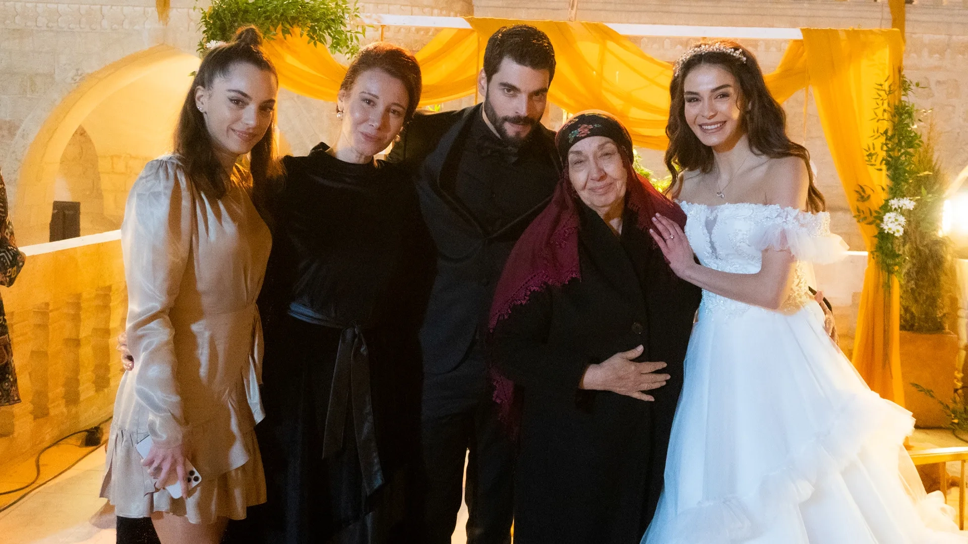 Güven Hokna, Aysun Metiner, Akin Akinözü, Ebru Sahin, and Sera Kutlubey in Hercai: 62.Bölüm (2021)