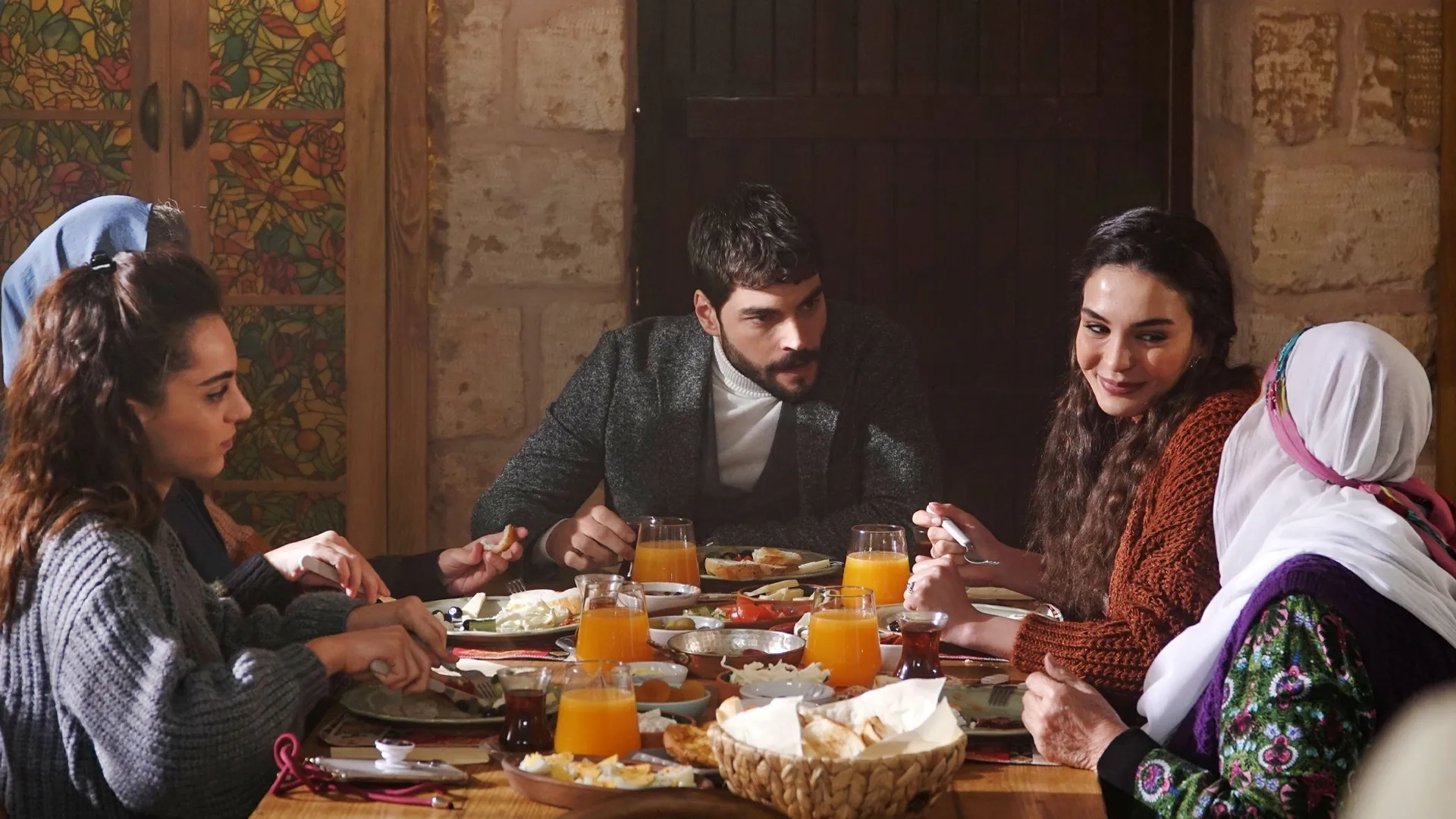 Güven Hokna, Akin Akinözü, Ebru Sahin, and Sera Kutlubey in Hercai: 61.Bölüm (2021)