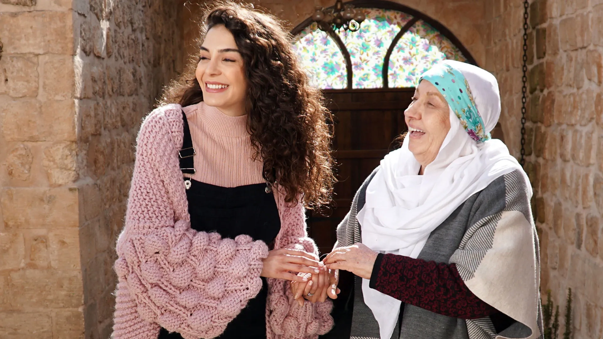 Güven Hokna and Ebru Sahin in Hercai: 60.Bölüm (2021)