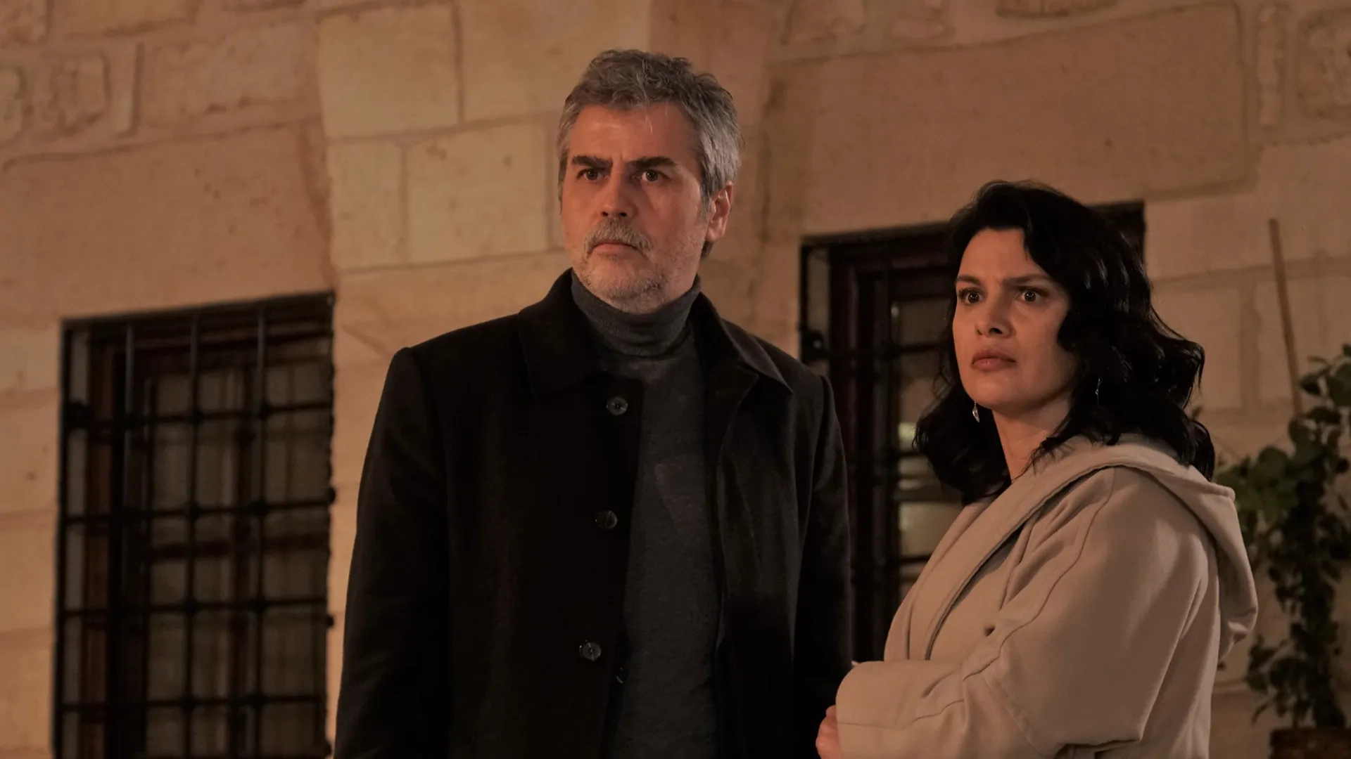 Serhat Tutumluer and Feride Çetin in Hercai: 58.Bölüm (2021)