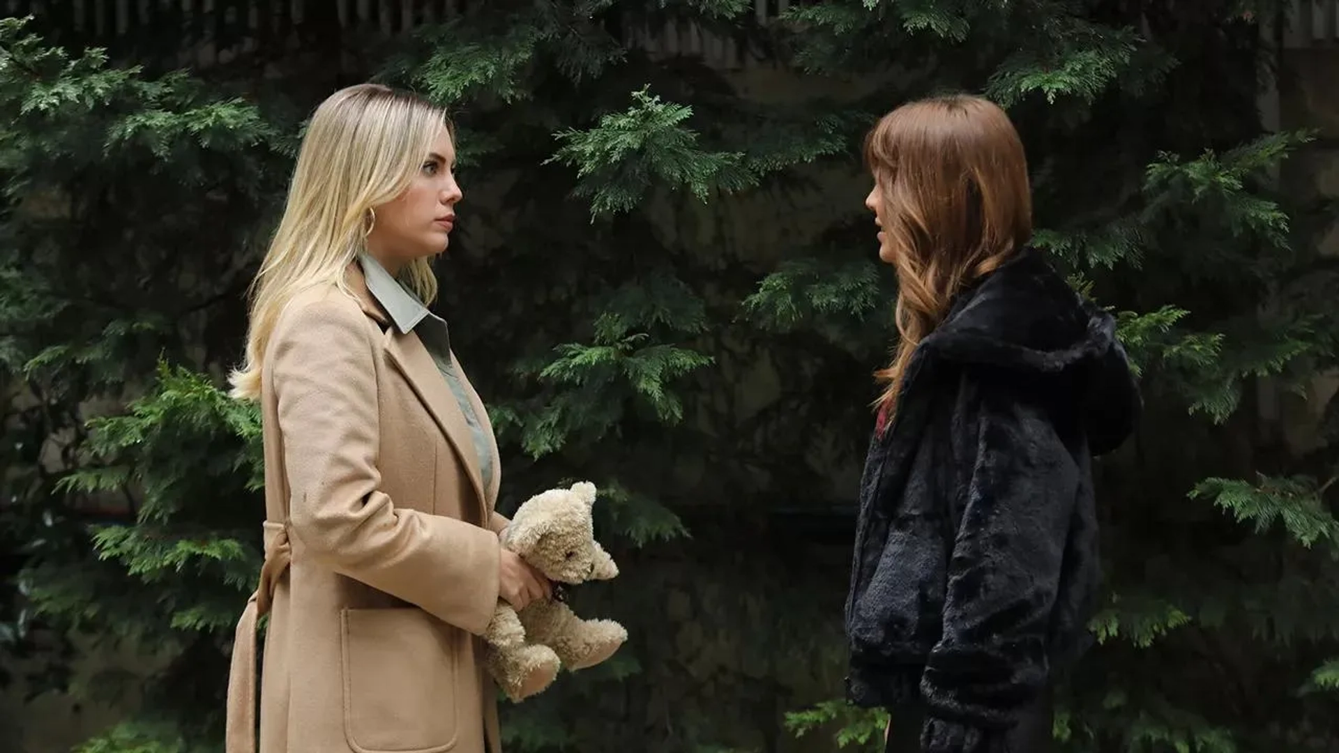 Eda Ece and Biran Damla Yilmaz in Forbidden Apple: Episode #5.9 (2021)