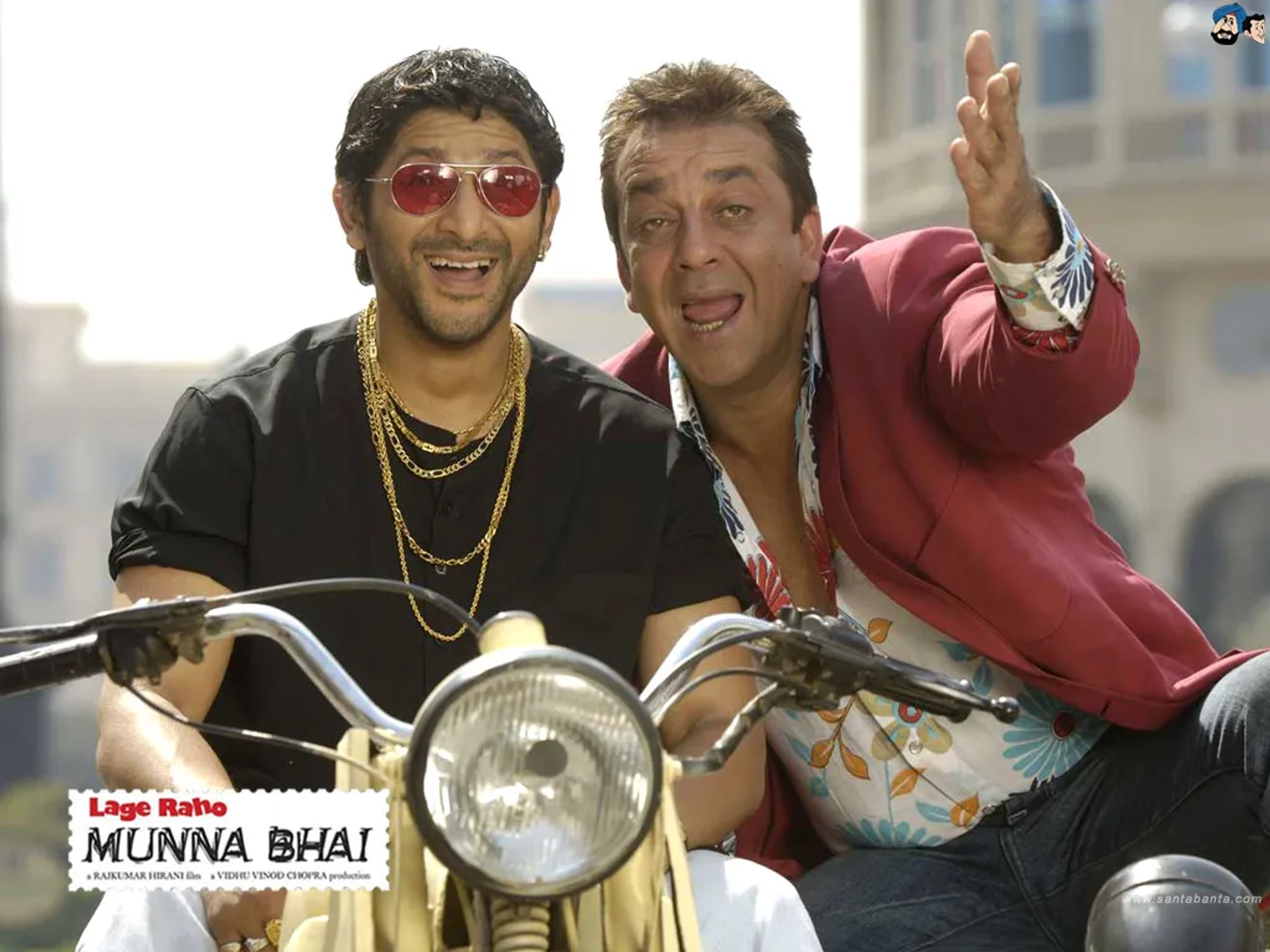 Sanjay Dutt and Arshad Warsi in Carry On, Munna Bhai (2006)