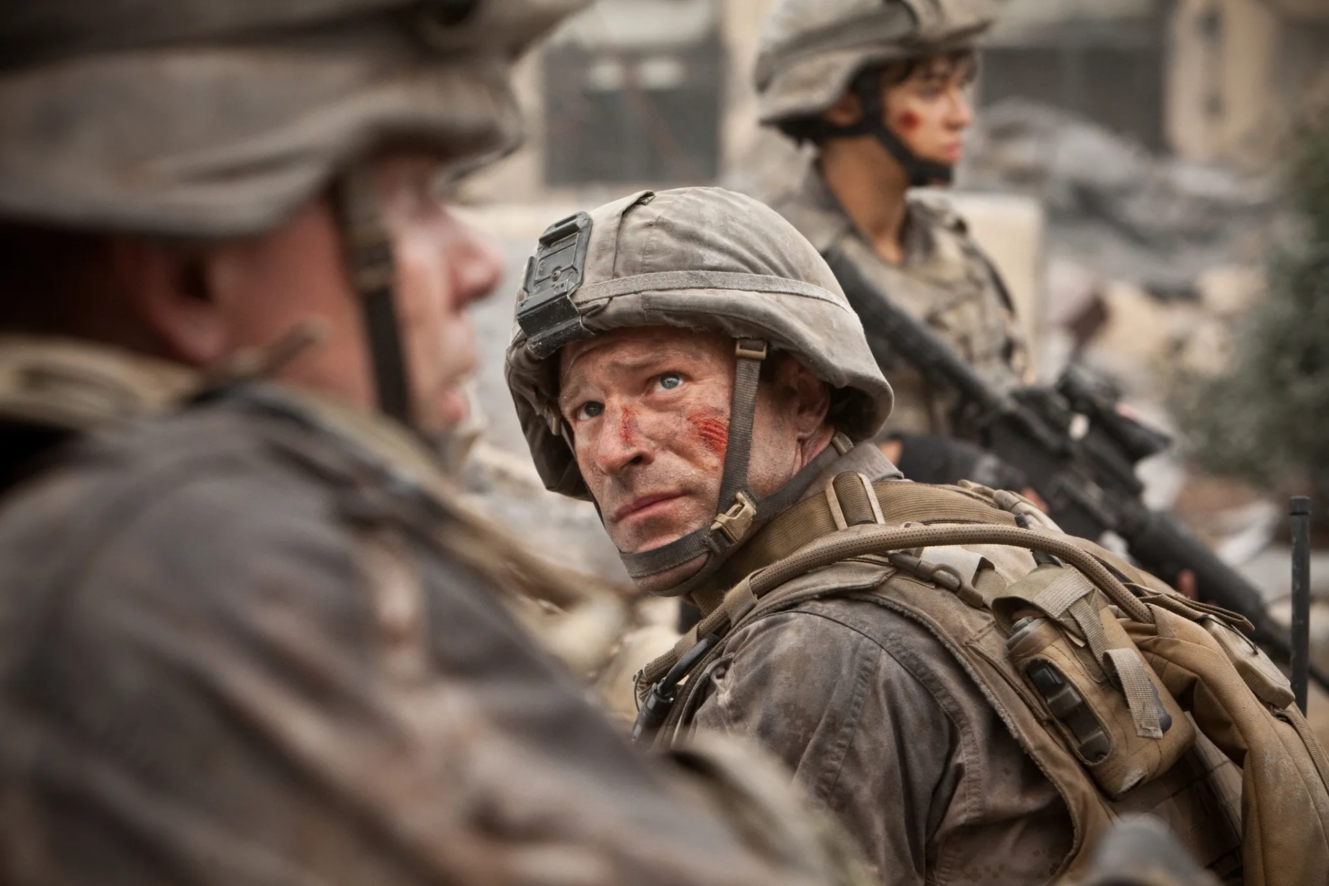 Aaron Eckhart, Michelle Rodriguez, and Jim Parrack in Battle Los Angeles (2011)