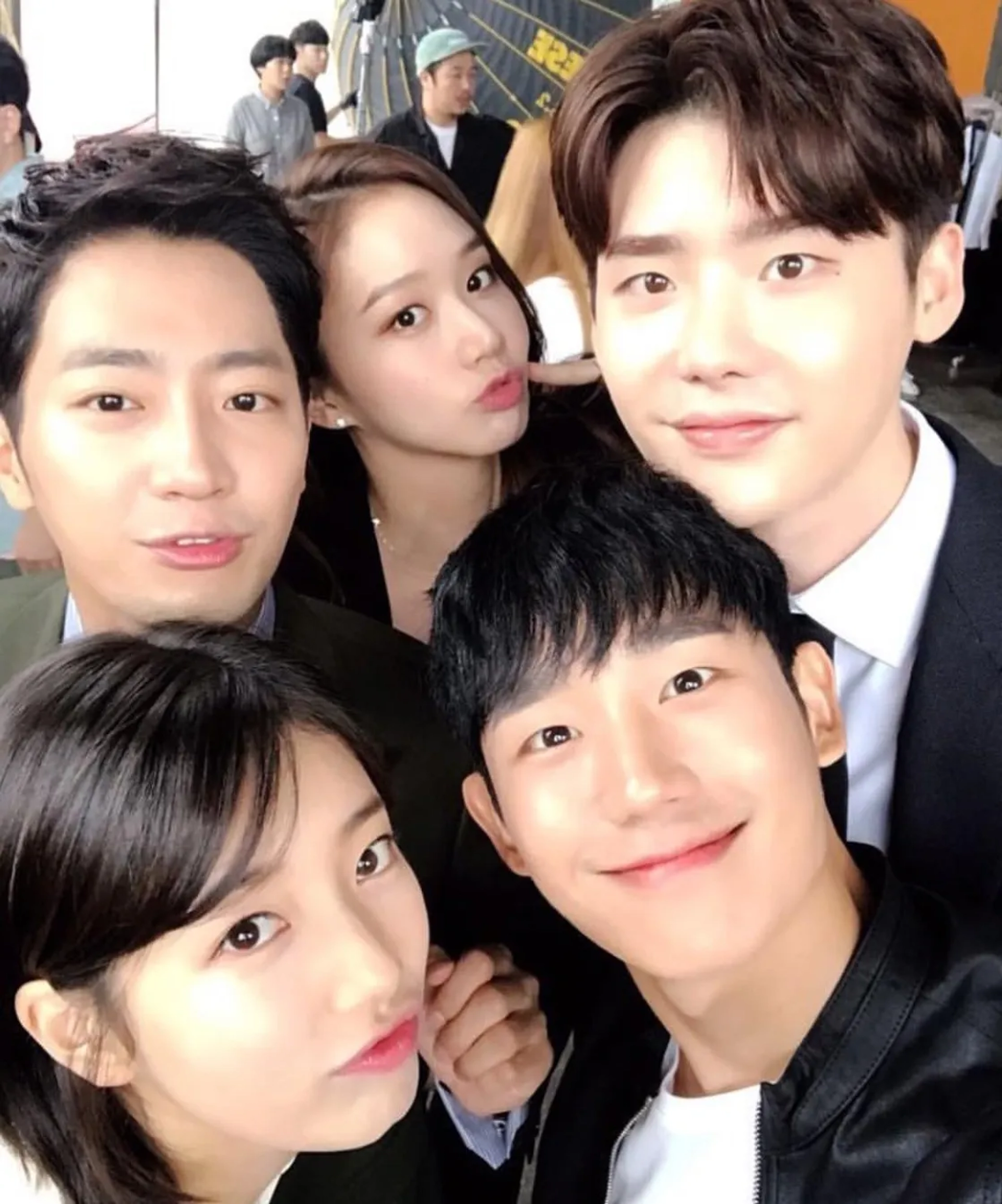 Lee Sang-Yeob, Lee Jong-Suk, Ko Sung-hee, Jung Hae-in, and Bae Suzy in While You Were Sleeping (2017)