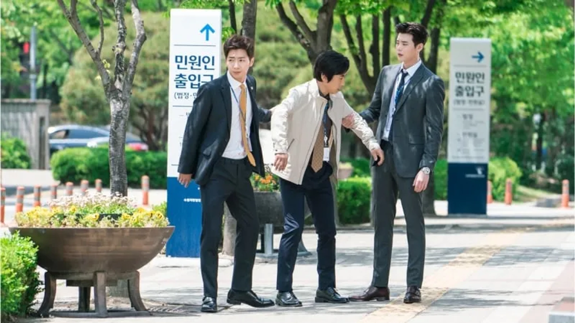 Lee Sang-Yeob, Kim Won-Hae, and Lee Jong-Suk in While You Were Sleeping (2017)