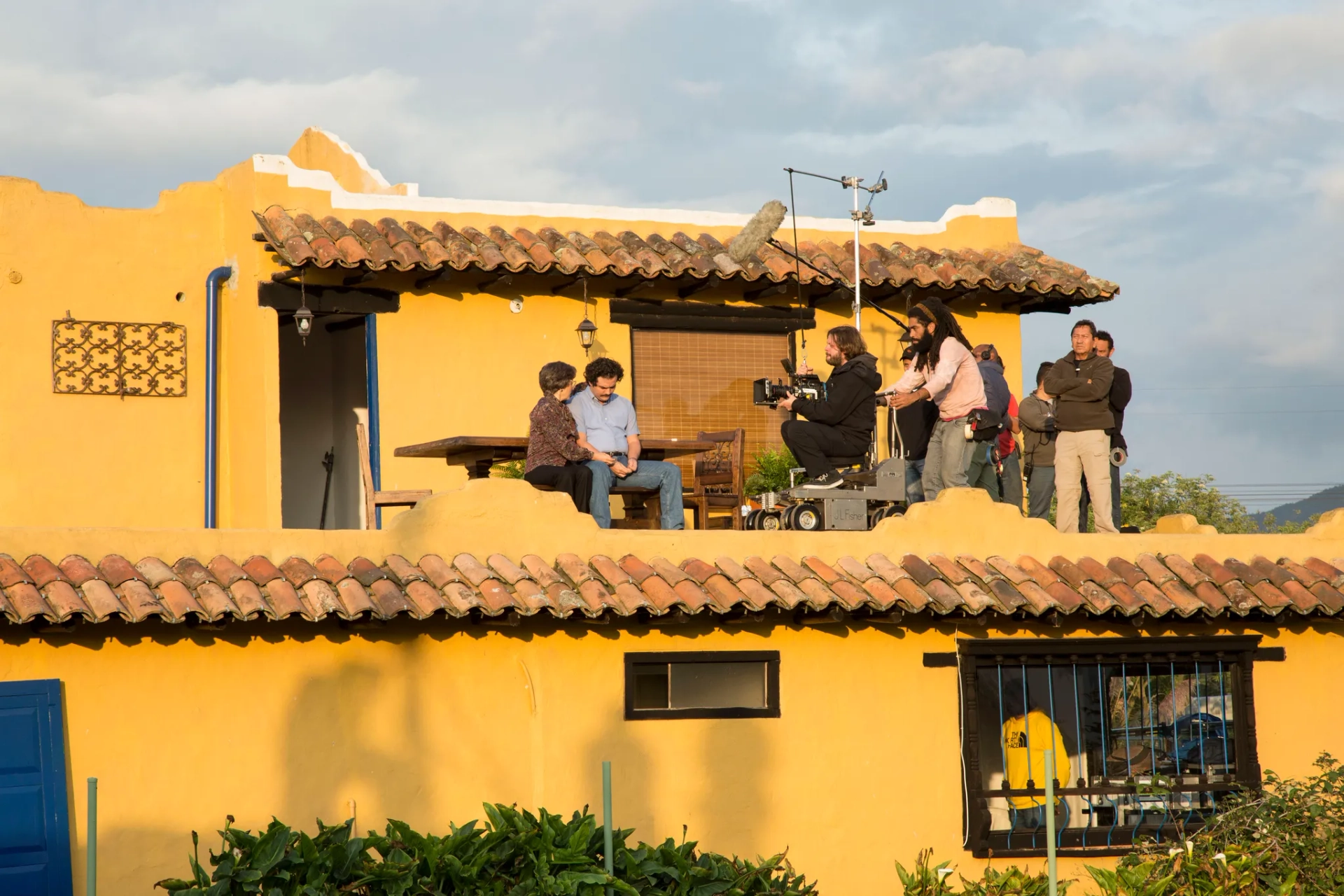 Wagner Moura and Paulina García in Narcos (2015)