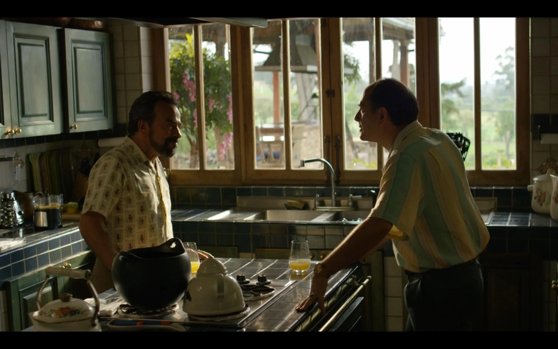 Damián Alcázar and Julián Arango in Narcos (2015)