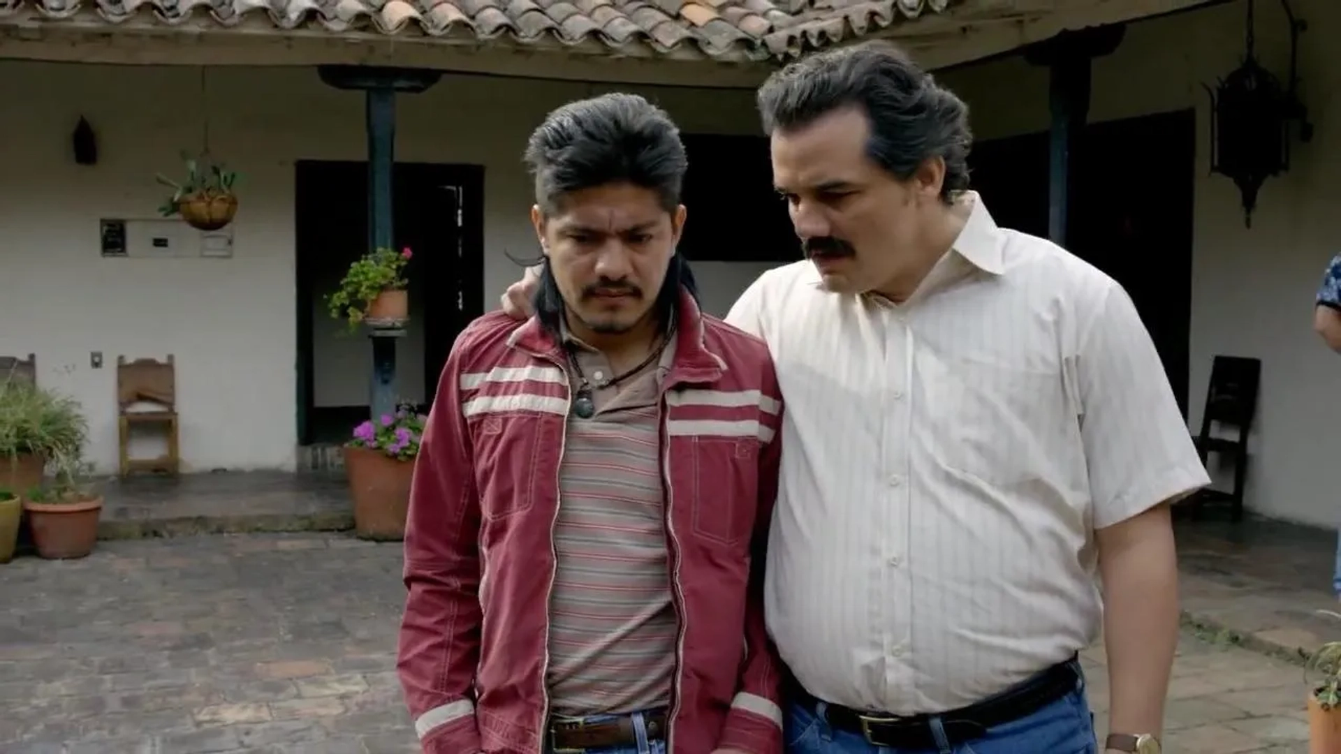 Wagner Moura and Leynar Gomez in Narcos (2015)