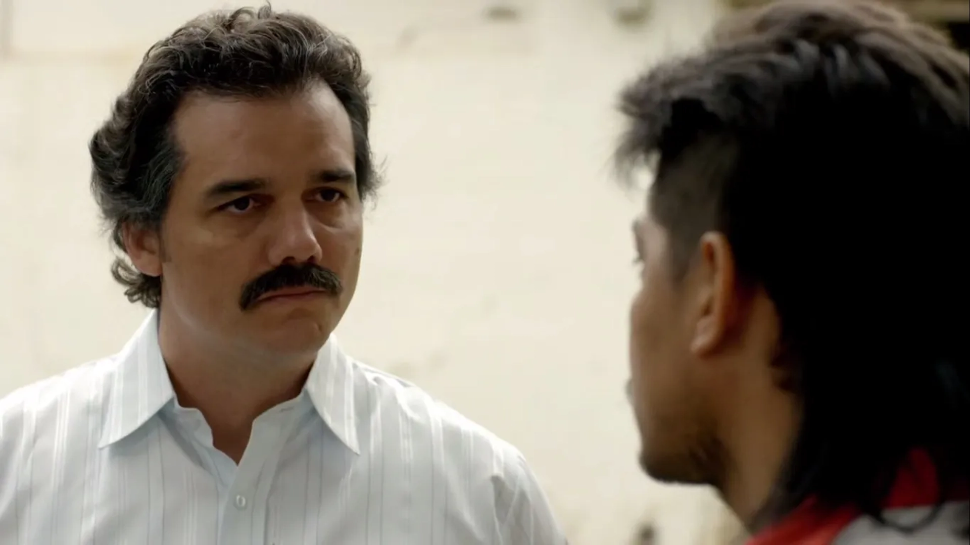 Wagner Moura and Leynar Gomez in Narcos (2015)