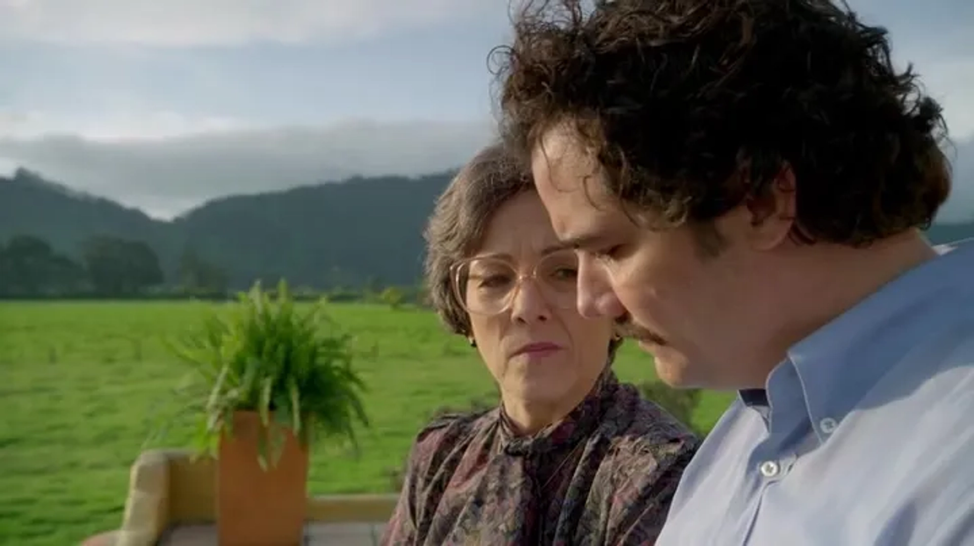 Wagner Moura and Paulina García in Narcos (2015)