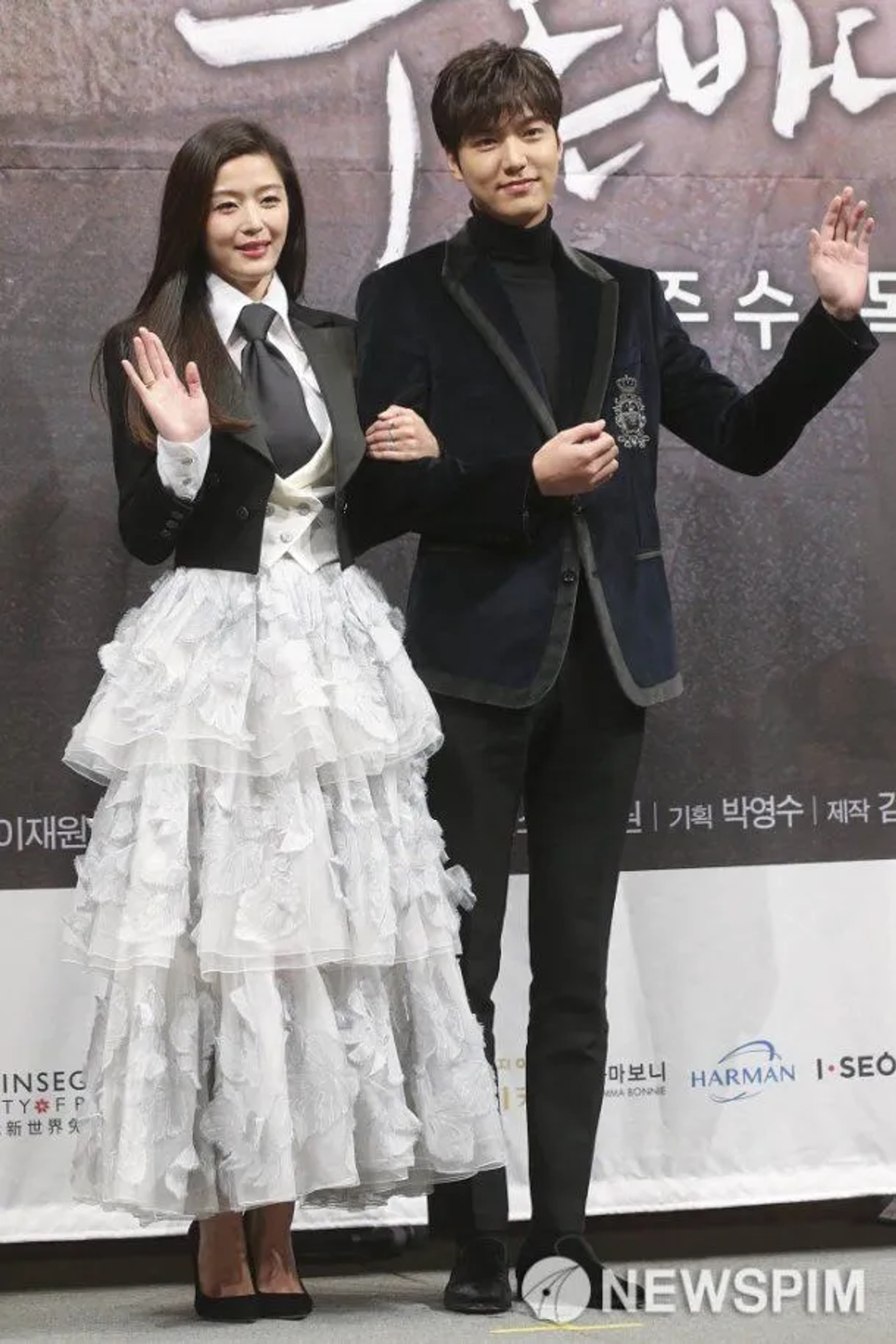 Jun Ji-hyun and Lee Min-ho at an event for Legend of the Blue Sea (2016)