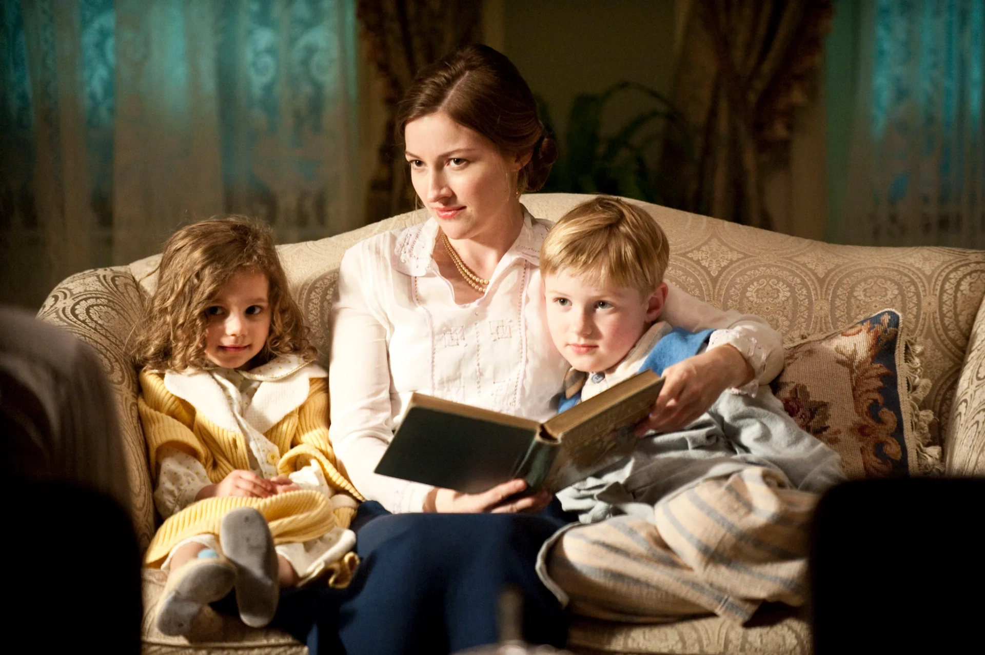 Kelly Macdonald, Declan McTigue, Rory McTigue, Josie Gallina, and Lucy Gallina in Boardwalk Empire (2010)