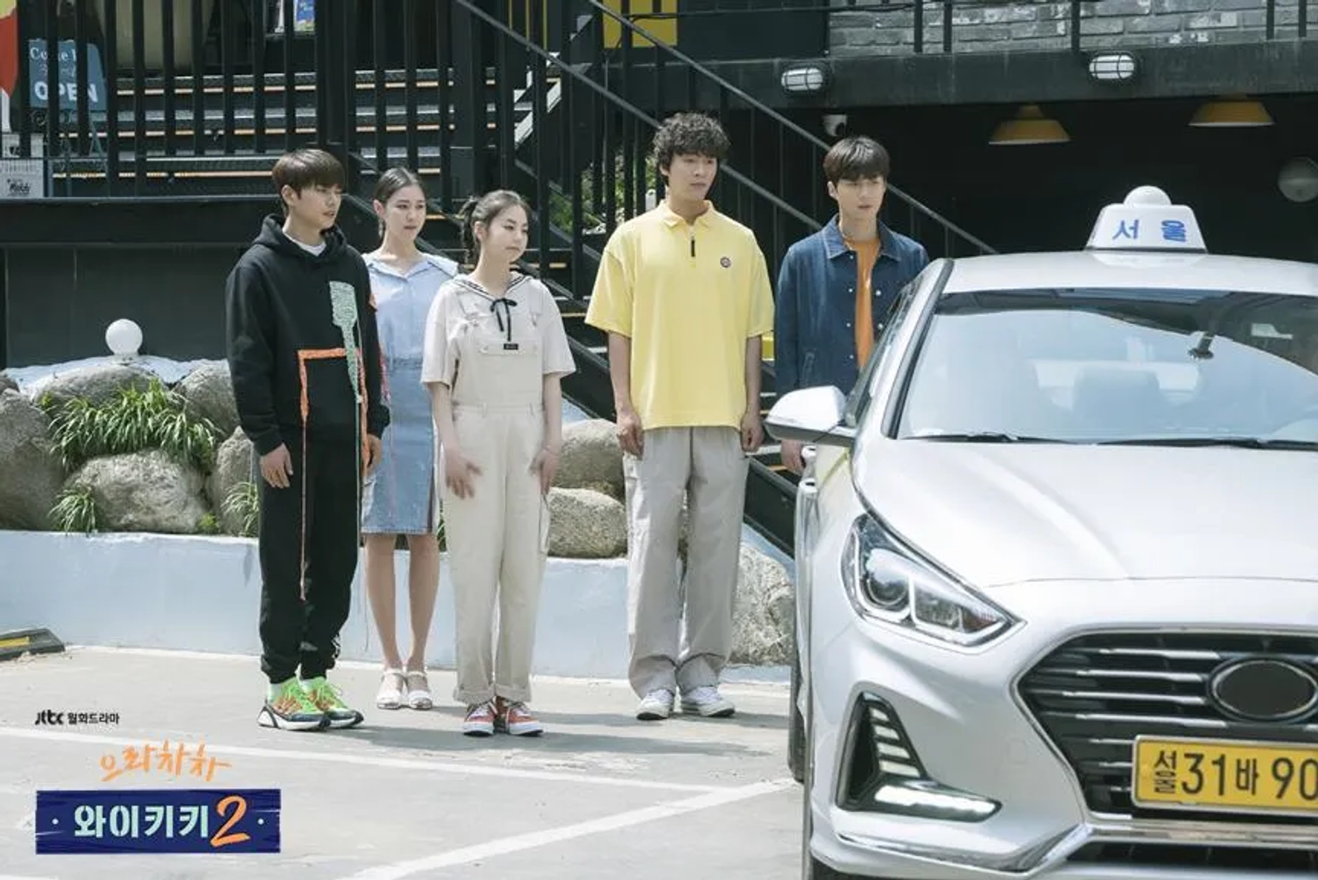 Sohee, Kim Ye-Won, Yi-Kyeong Lee, Hyun-soo Shin, and Kim Seon-Ho in Welcome to Waikiki: Goodbye Waikiki (2019)