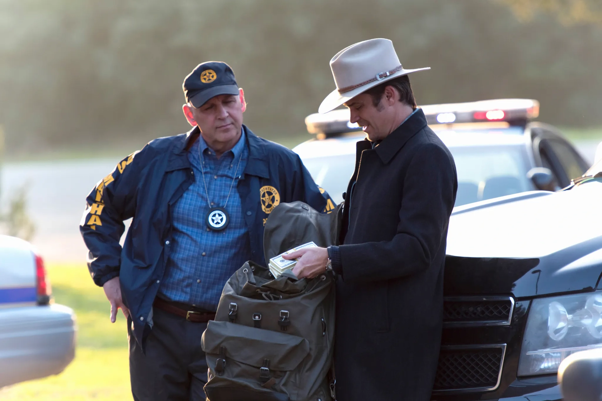 Timothy Olyphant and Nick Searcy in Justified (2010)