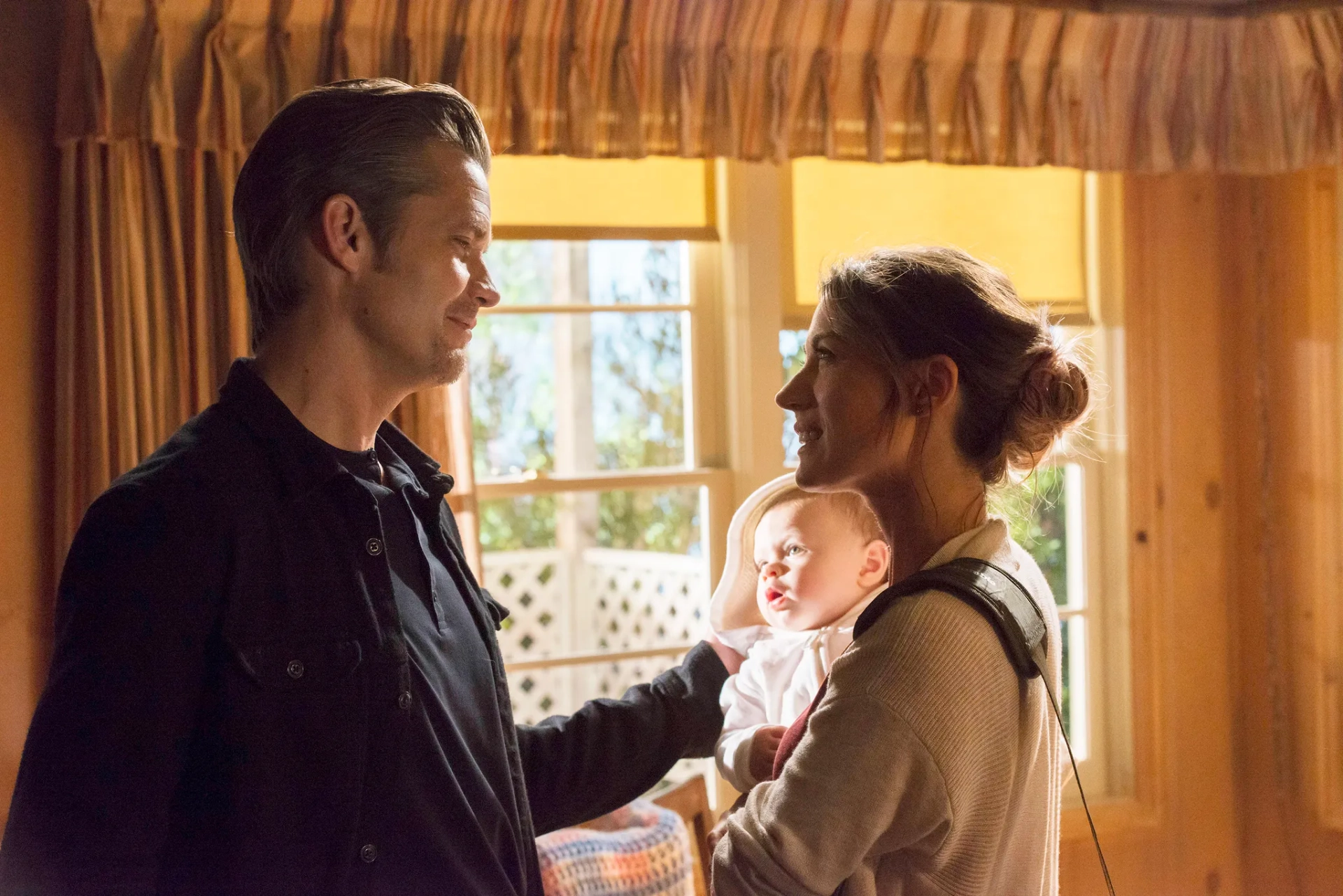 Timothy Olyphant and Natalie Zea in Justified (2010)