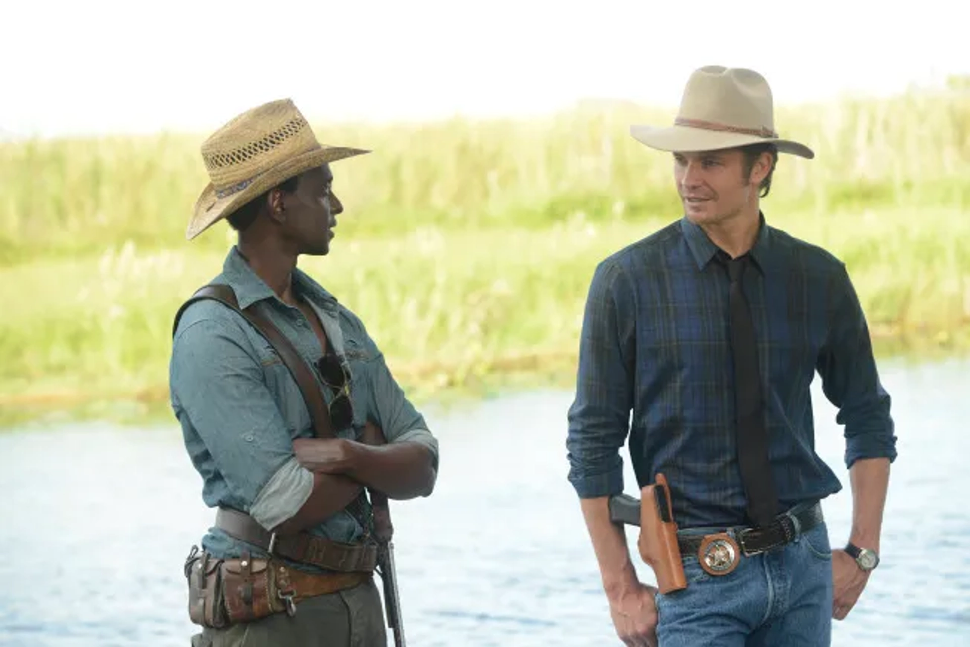 Timothy Olyphant and Edi Gathegi in Justified (2010)