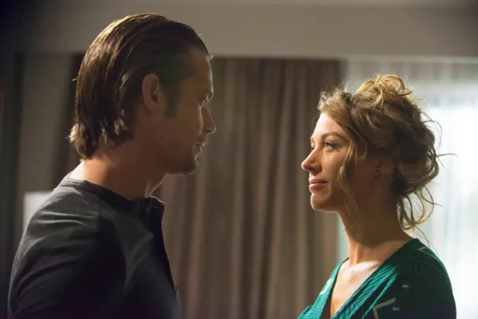 Timothy Olyphant and Natalie Zea in Justified (2010)