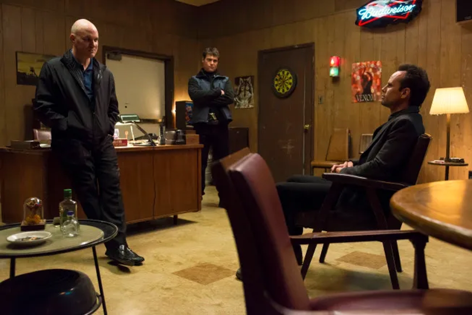 Mike O'Malley and Walton Goggins in Justified (2010)