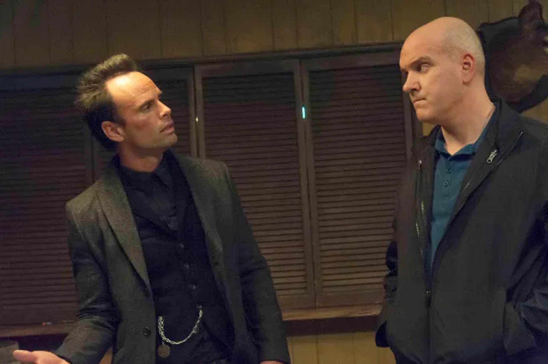 Mike O'Malley and Walton Goggins in Justified (2010)