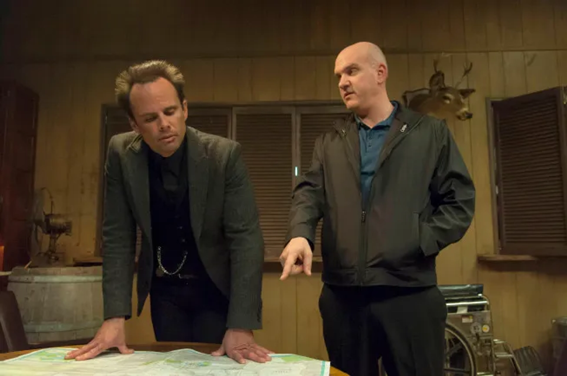 Mike O'Malley and Walton Goggins in Justified (2010)