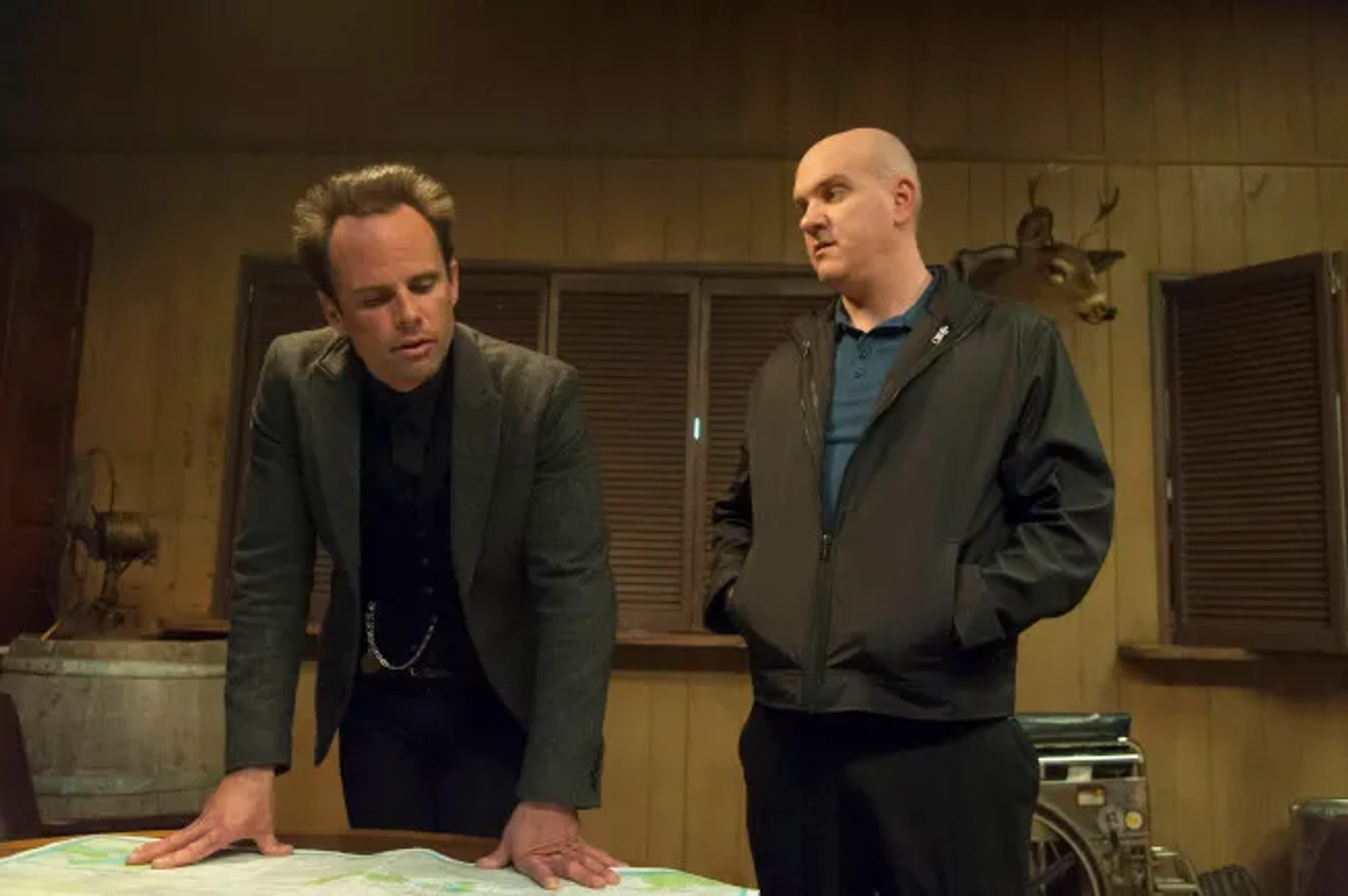 Mike O'Malley and Walton Goggins in Justified (2010)