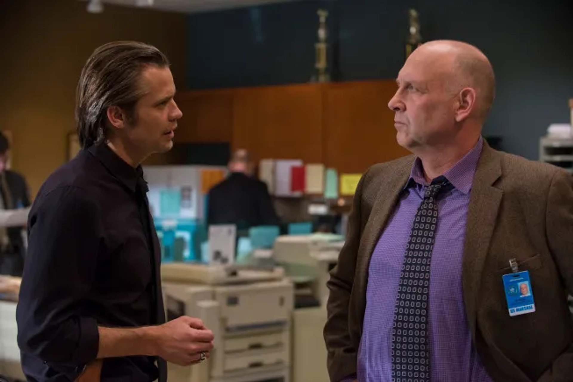 Timothy Olyphant and Nick Searcy in Justified (2010)