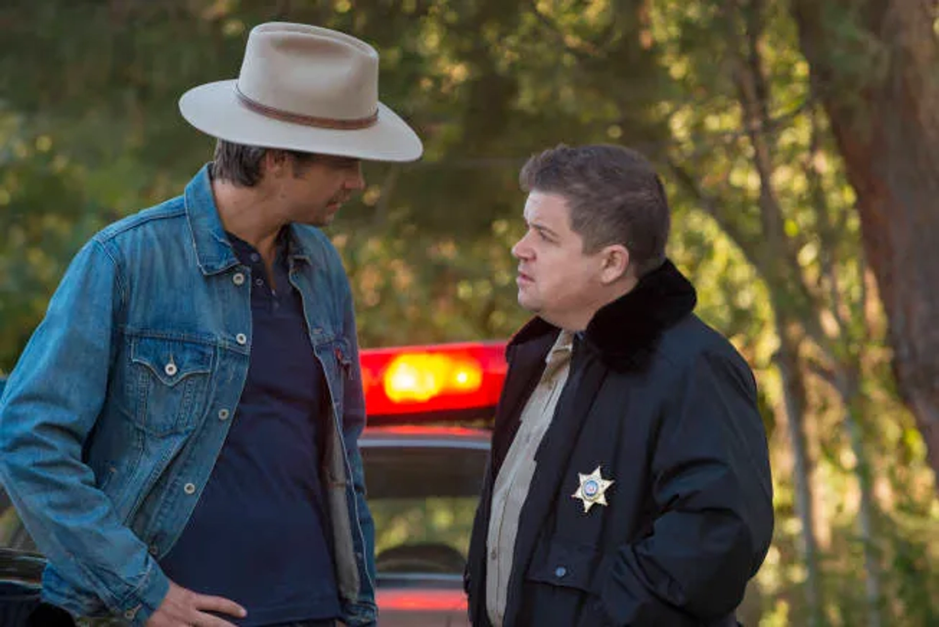 Timothy Olyphant and Patton Oswalt in Justified (2010)